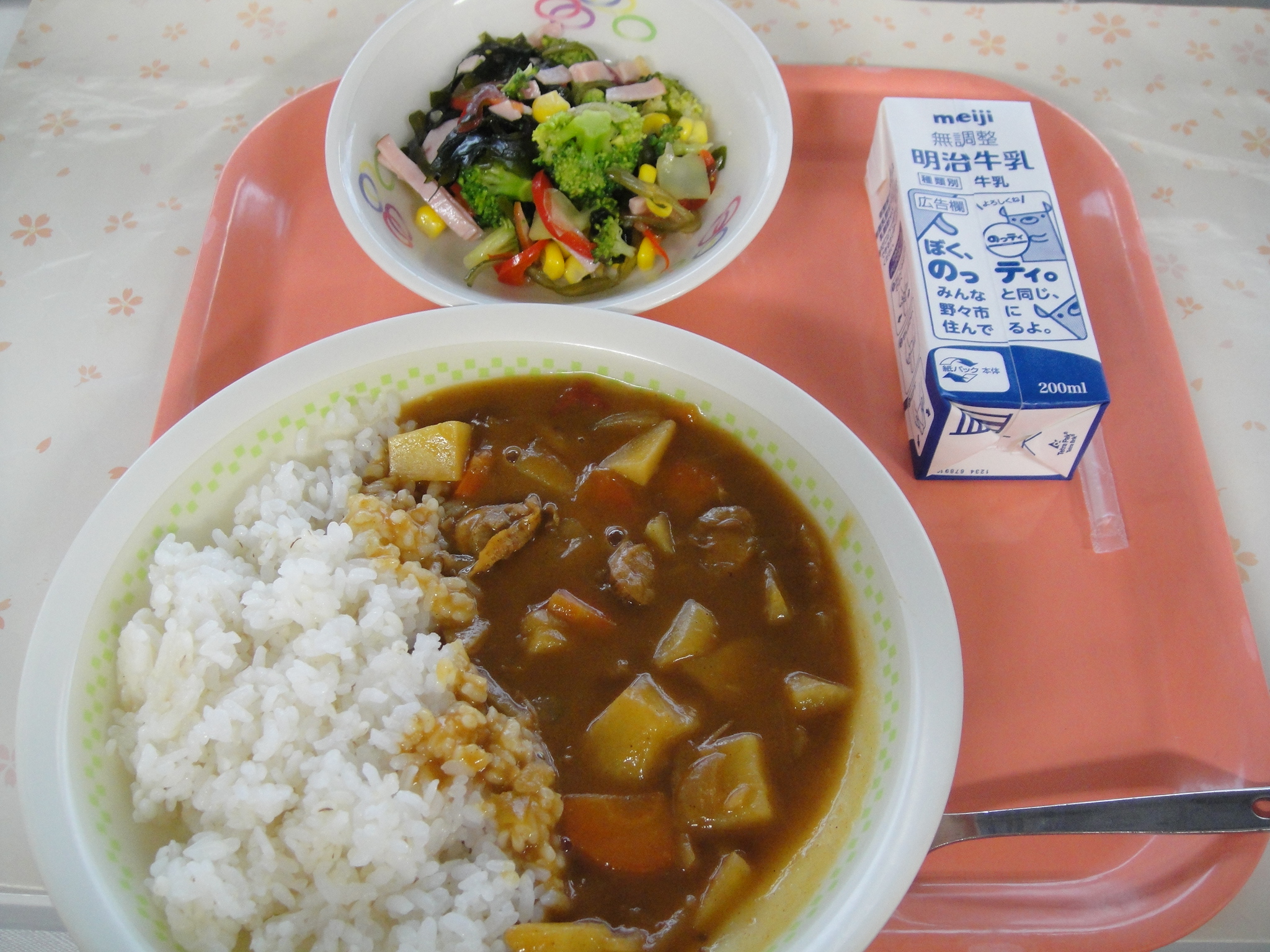 671㎉　ほたてカレーライス　牛乳　かいそうサラダ