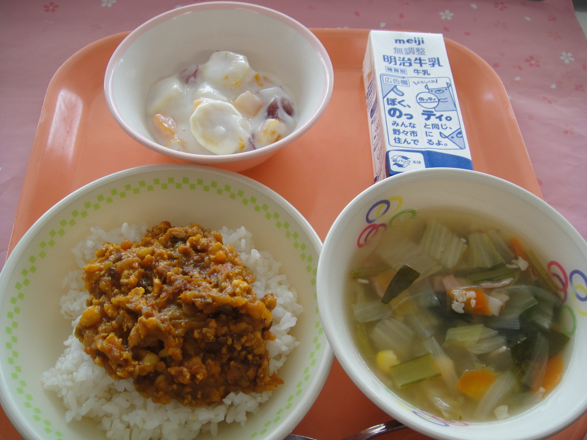 725㎉　むぎごはん　牛乳　ドライカレー　やさいスープ　フルーツミルクゼリー