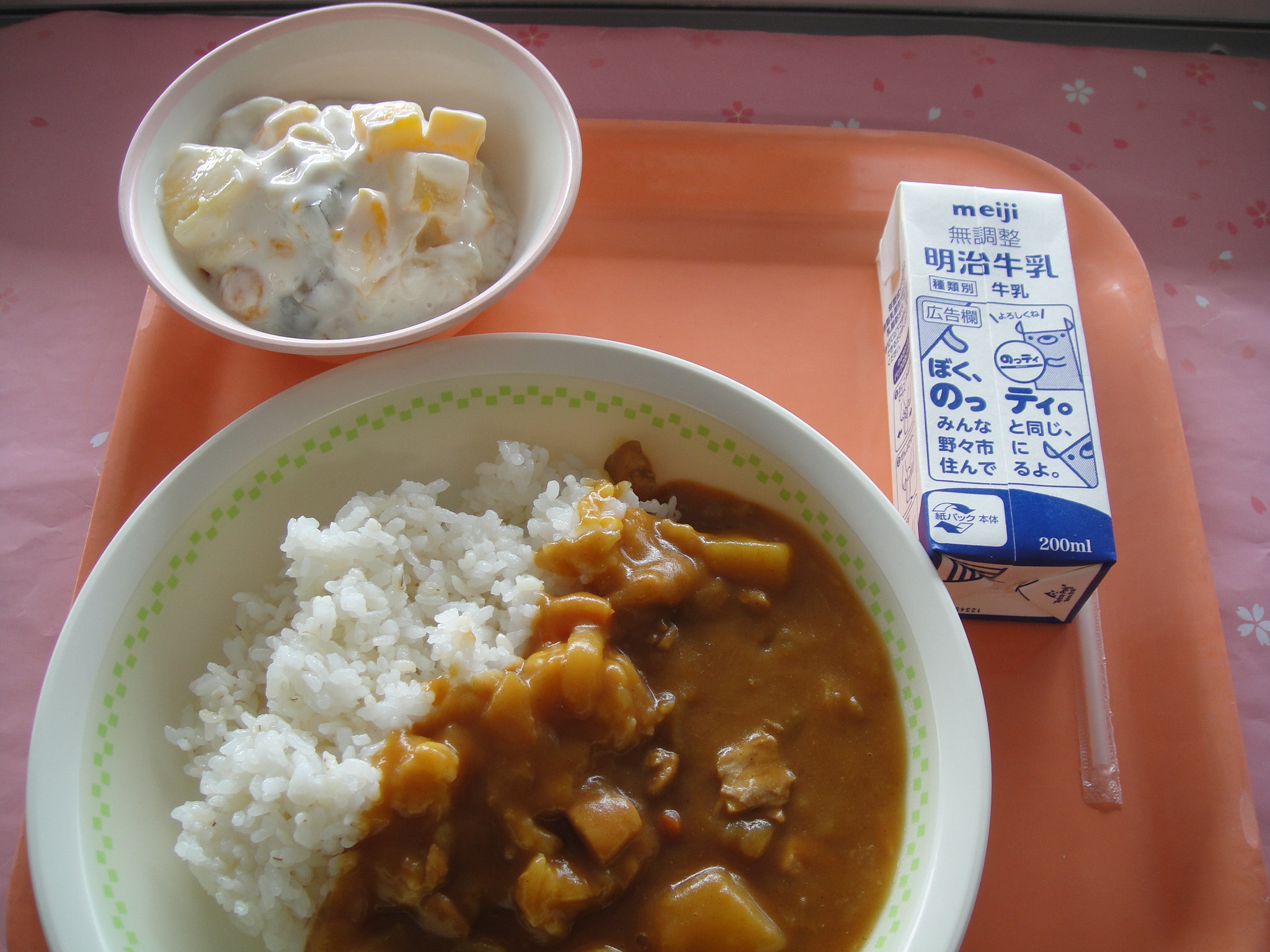 740㎉　むぎごはん　牛乳　チキンカレー　フルーツヨーグルト