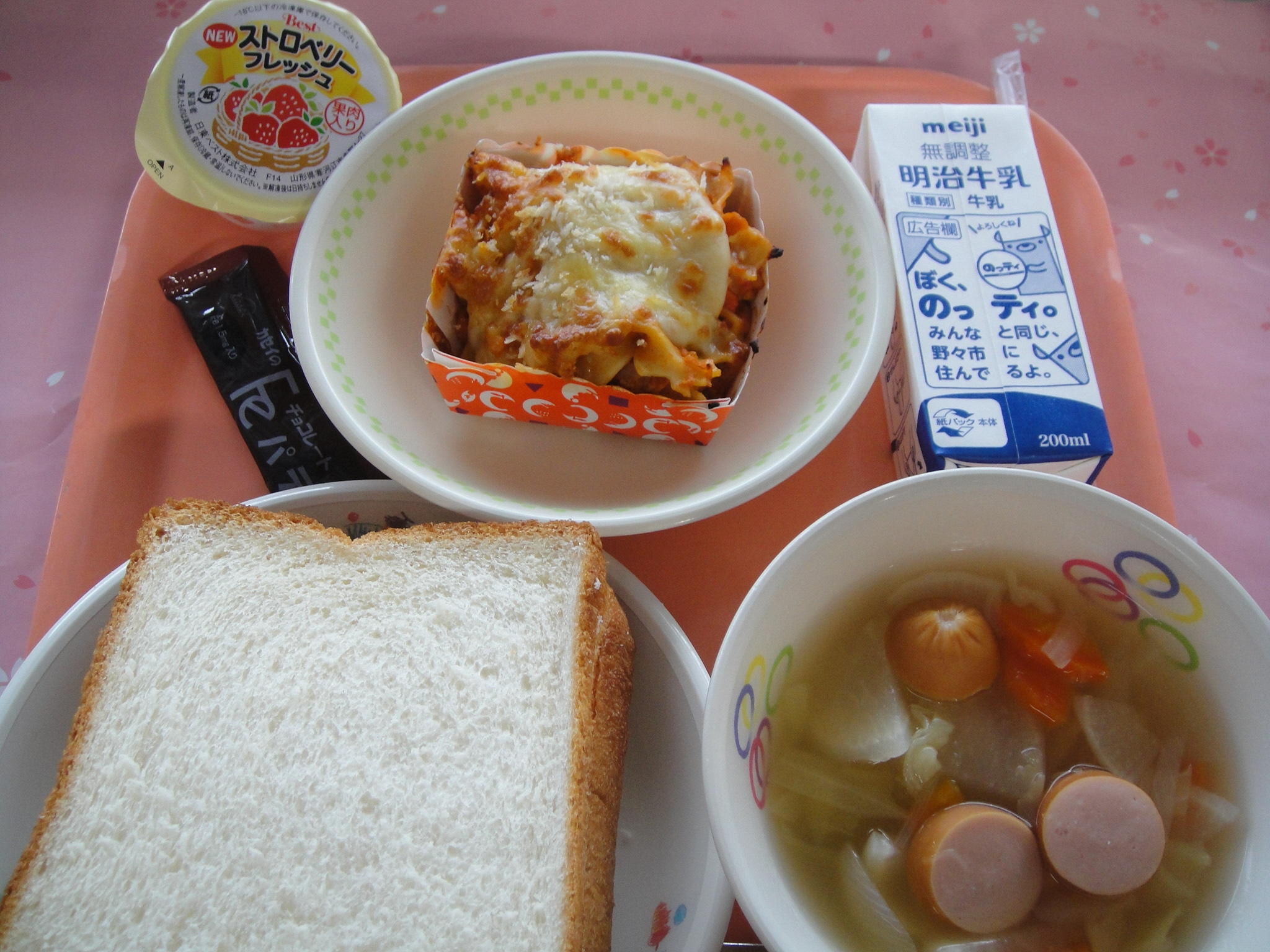 687㎉　ミルク食パン　牛乳　ラザニア　ポトフ　チョコクリーム　いちごゼリー