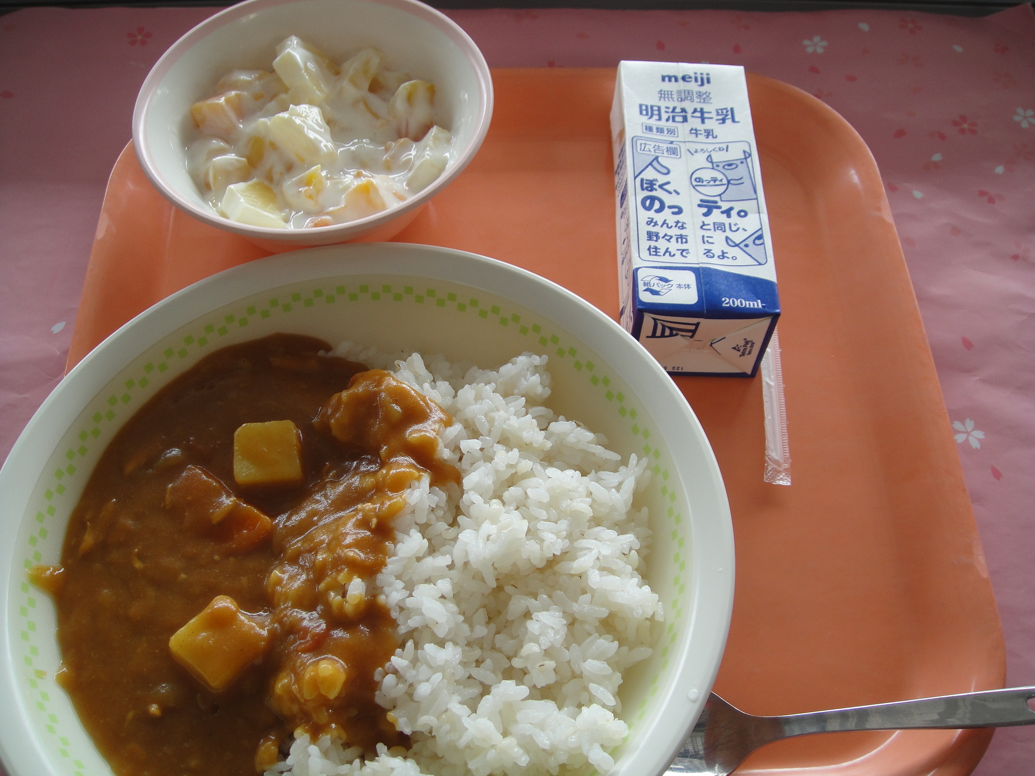 730㎉　むぎごはん　牛乳　チキンカレー　フルーツヨーグルト