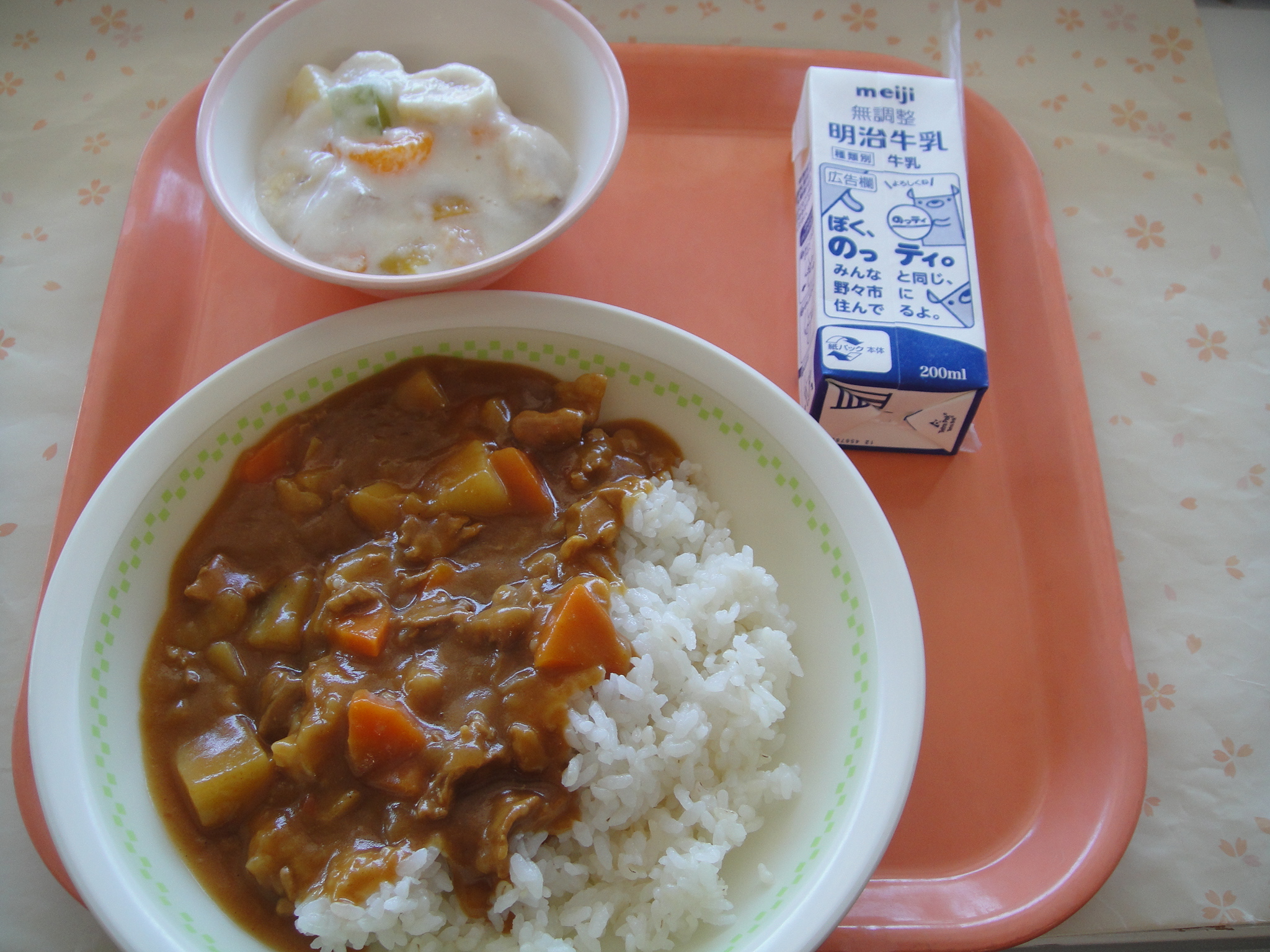 786㎉　牛乳　カレーライス　フルーツミルクゼリー