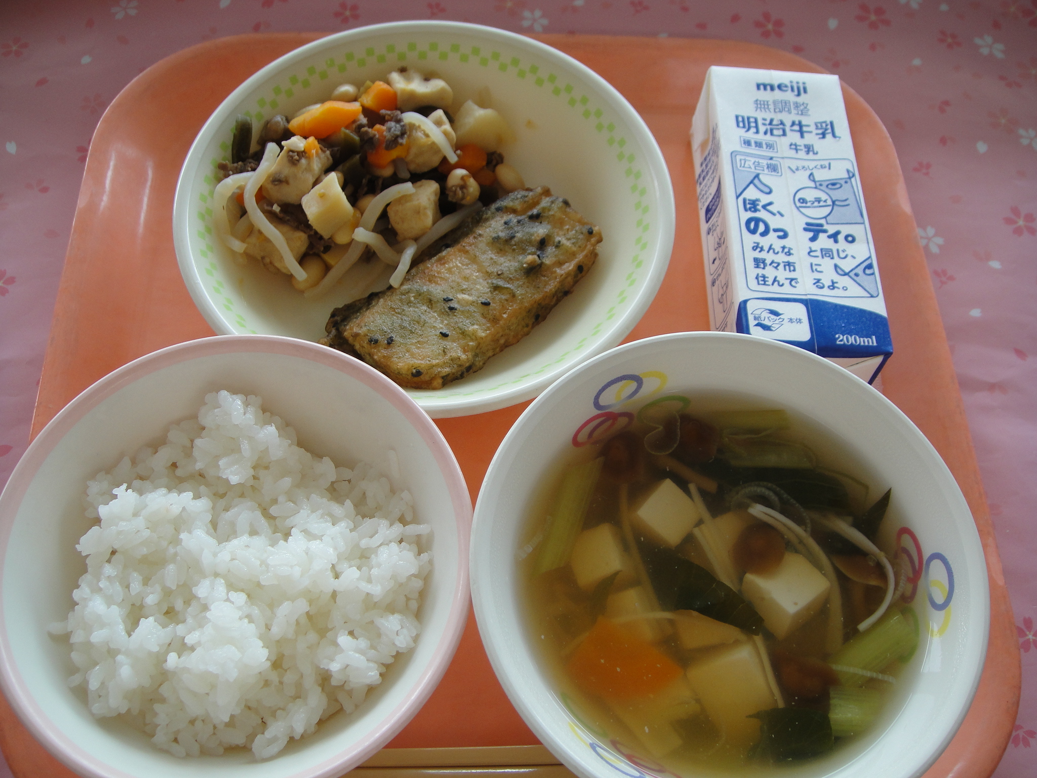 629㎉　ごはん　牛乳　よかたはべんのかわりあげ　えどっこに　とうふとなめこのすましじる