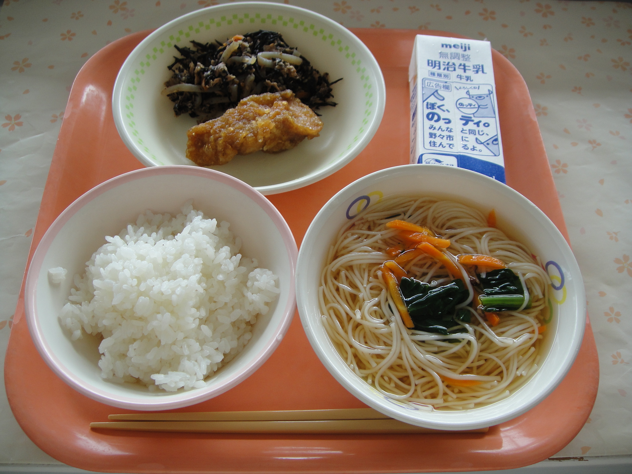 637㎉　ごはん　牛乳　ピリからチキン　ひじきとツナのいために　ひやしそうめん