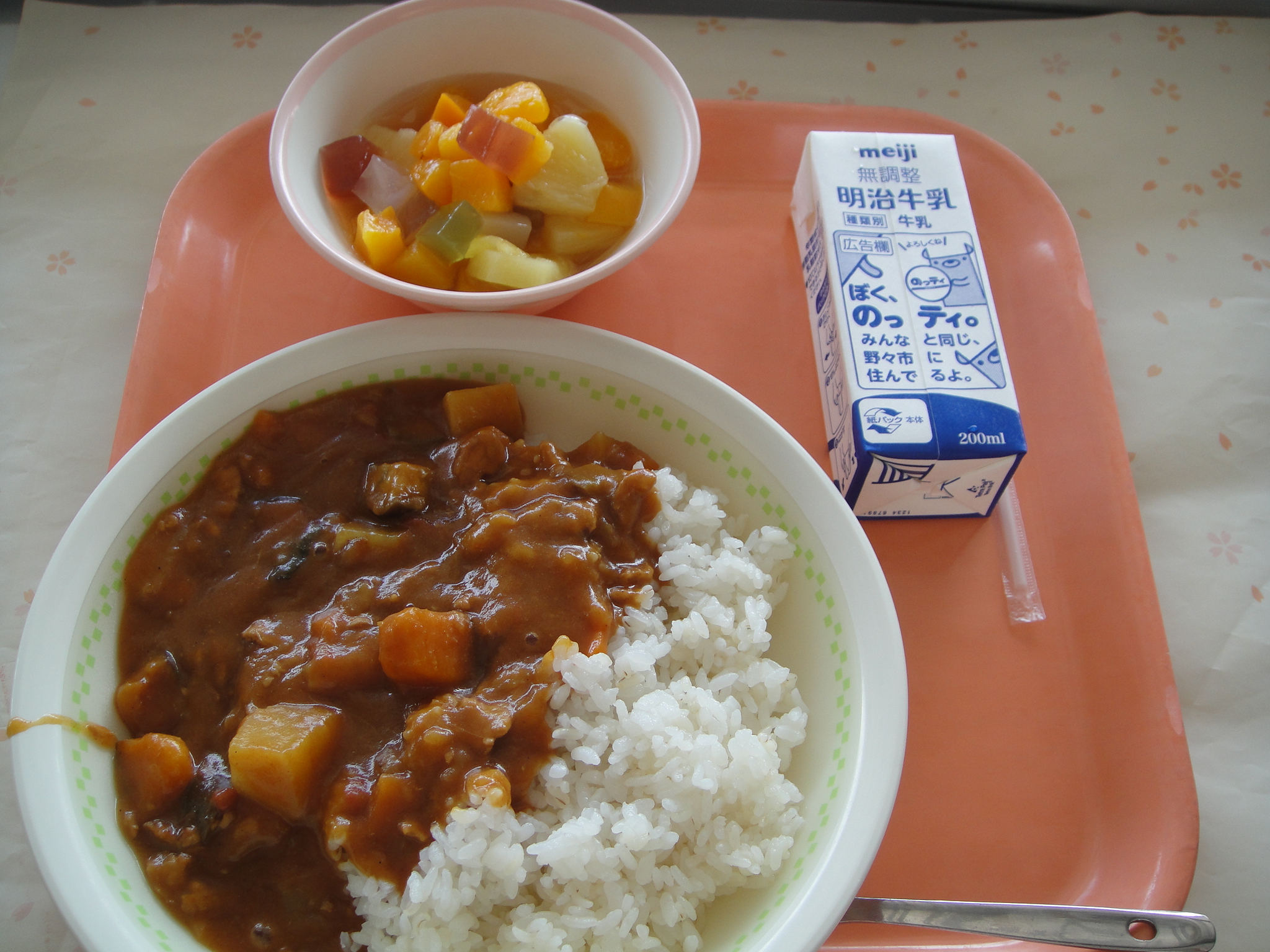 734㎉　むぎごはん　牛乳　サマーカレー　フルーツカクテル