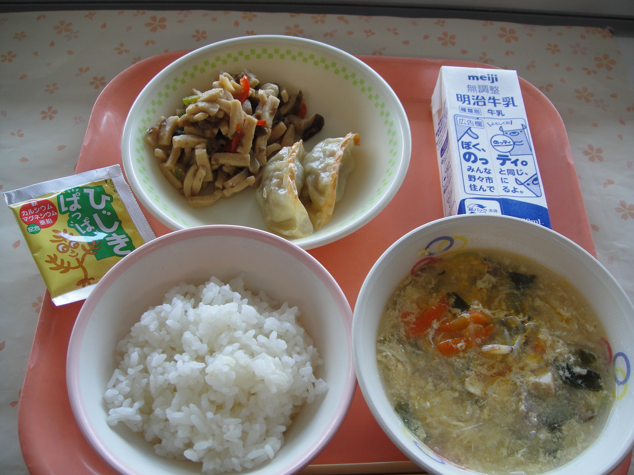 652㎉ ごはん ふりかけ 牛乳 やきギョーザ こうやどうふのオイスターいため サンラータン