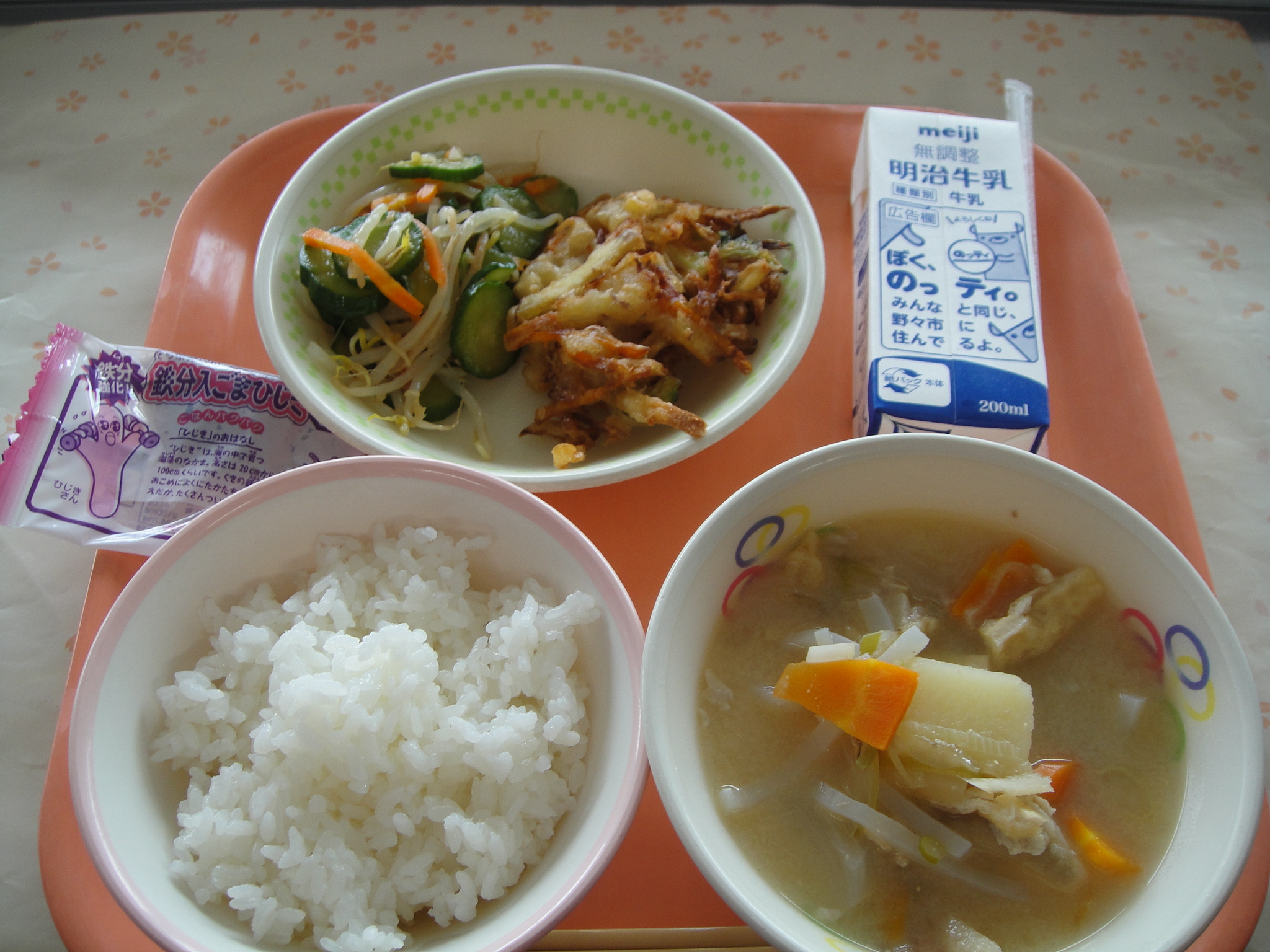 624㎉ ごはん つくだに 牛乳 さつまいもとゴーヤのかきあげ きゅうりのピリから めったじる