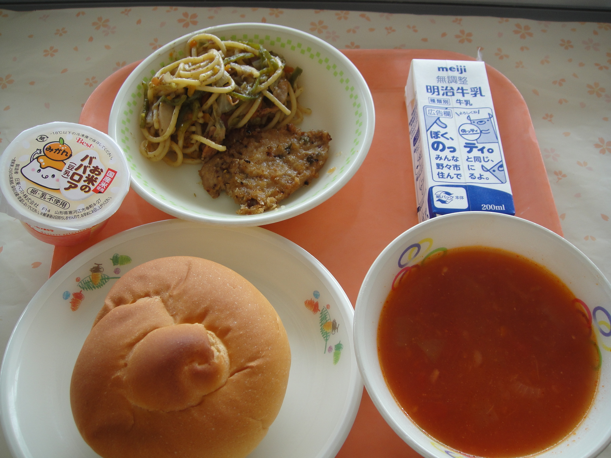 697㎉ ミルクロール 牛乳 ぶたにくのマスタードパンこやき ソーススパゲッティ ミネストローネ おこめのババロア