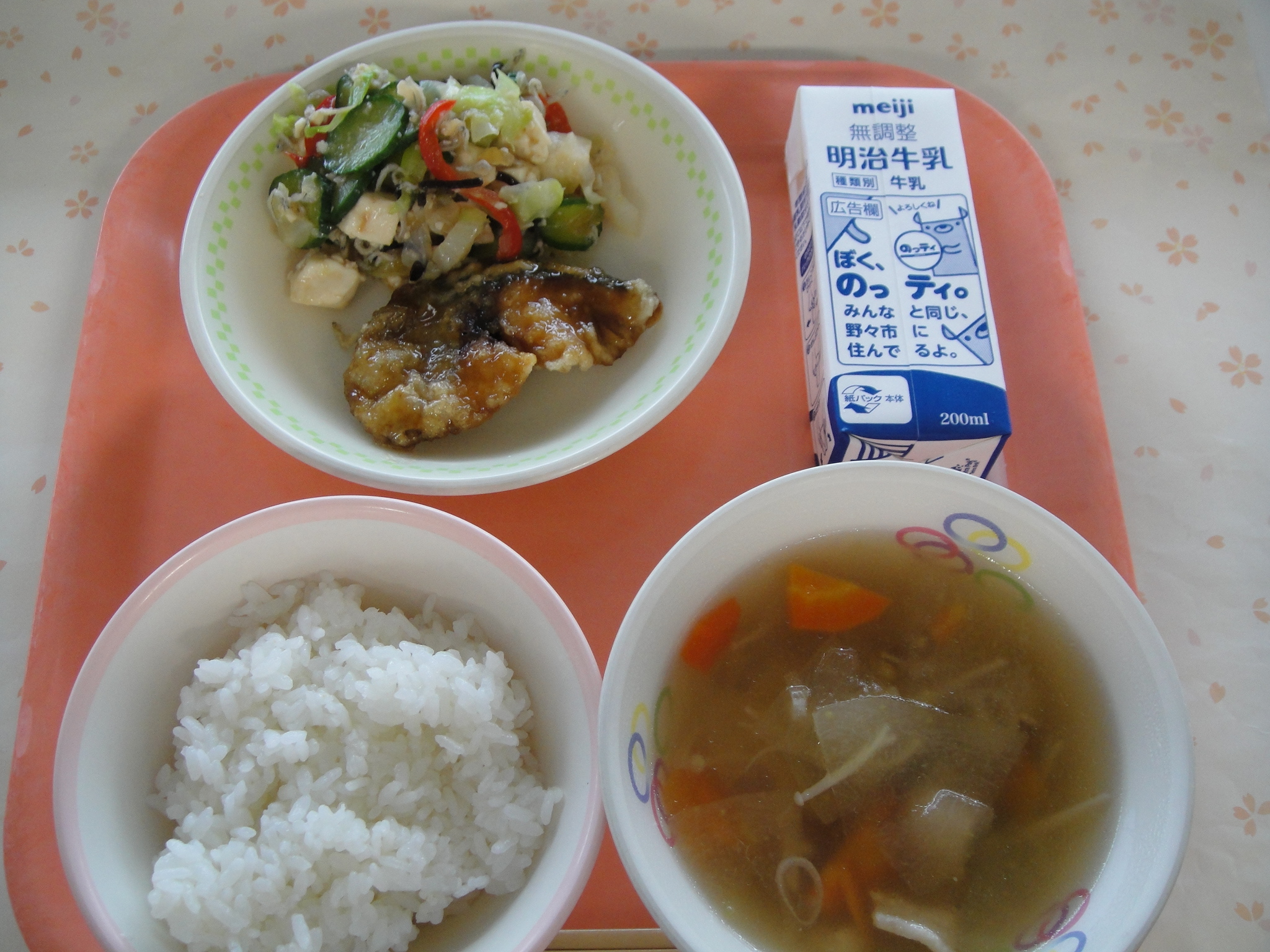 603㎉ ごはん 牛乳 あじのいろづけ とうふとじゃこのサラダ とうがんじる