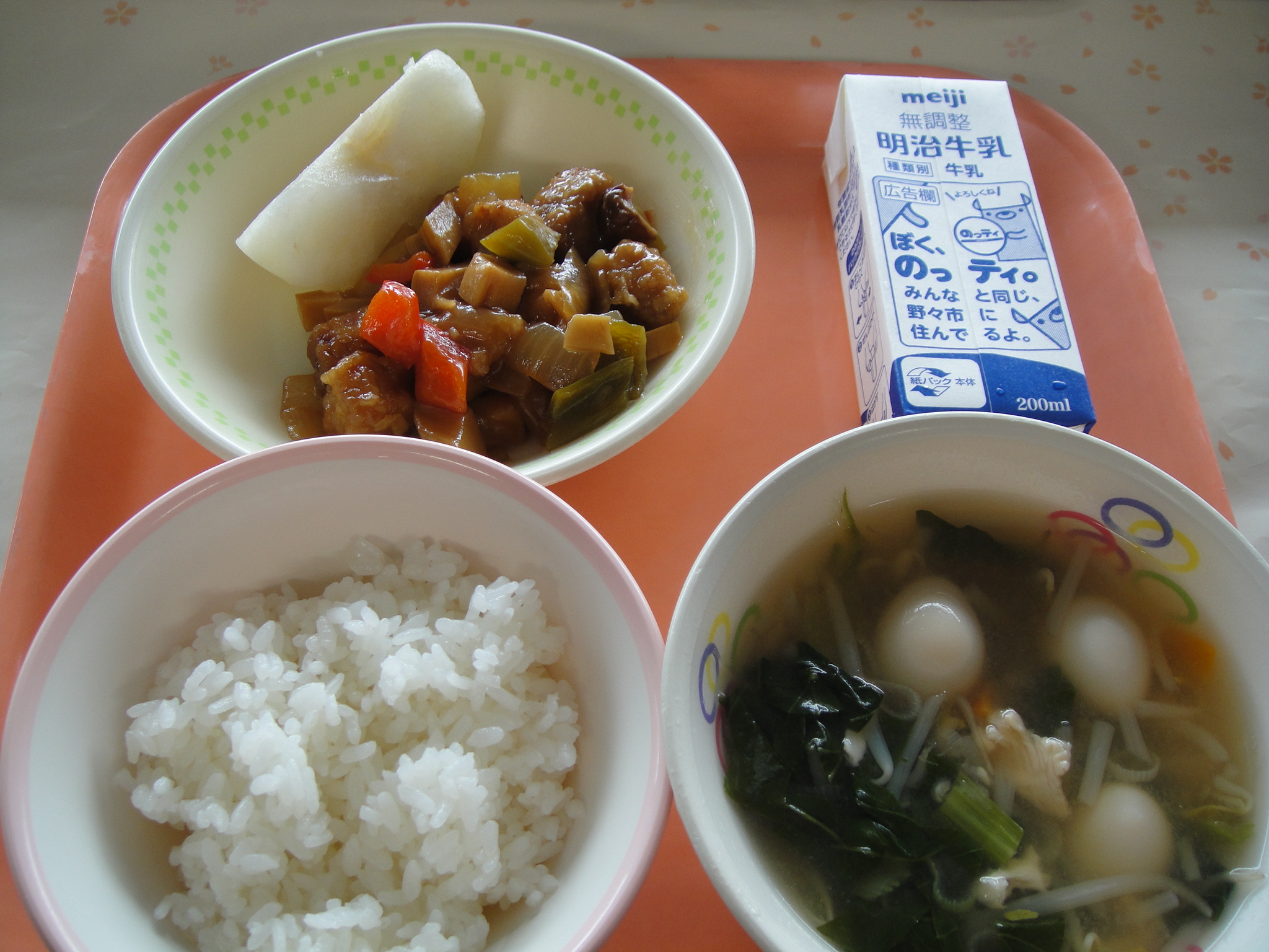 630㎉ ごはん 牛乳 くろずのすぶた とりにくとあおなのスープ なし