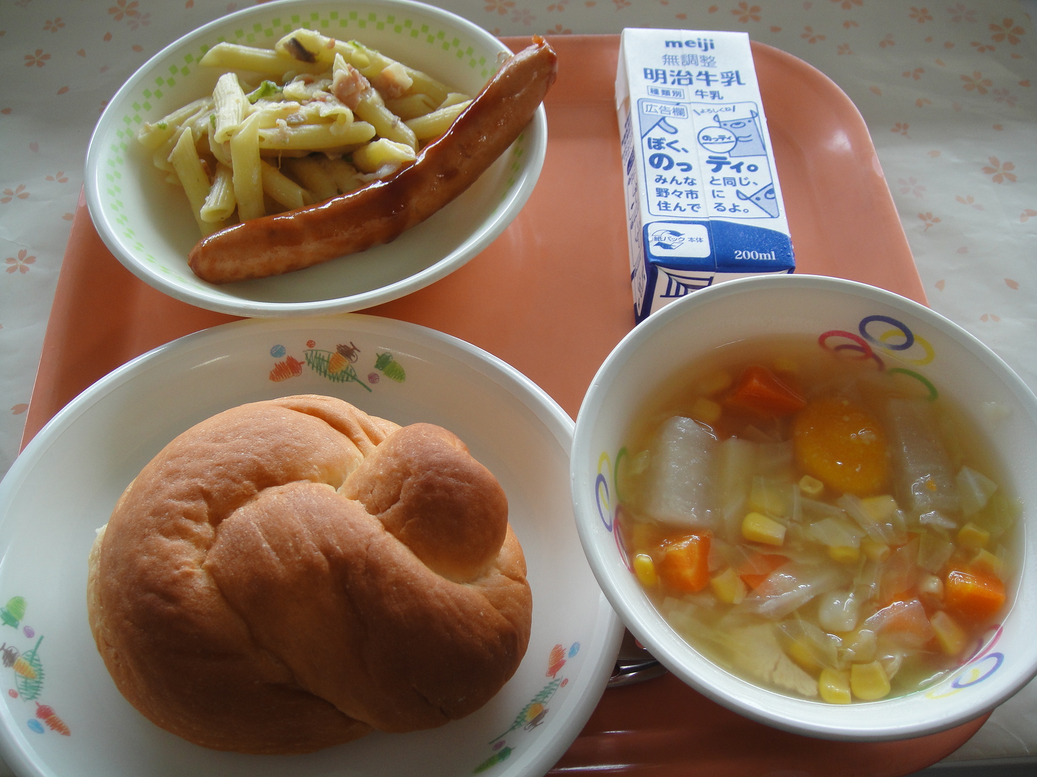 727㎉ こめこパン 牛乳 ペンネのペペロンチーノ ウインナー かぼちゃニョッキのポトフ