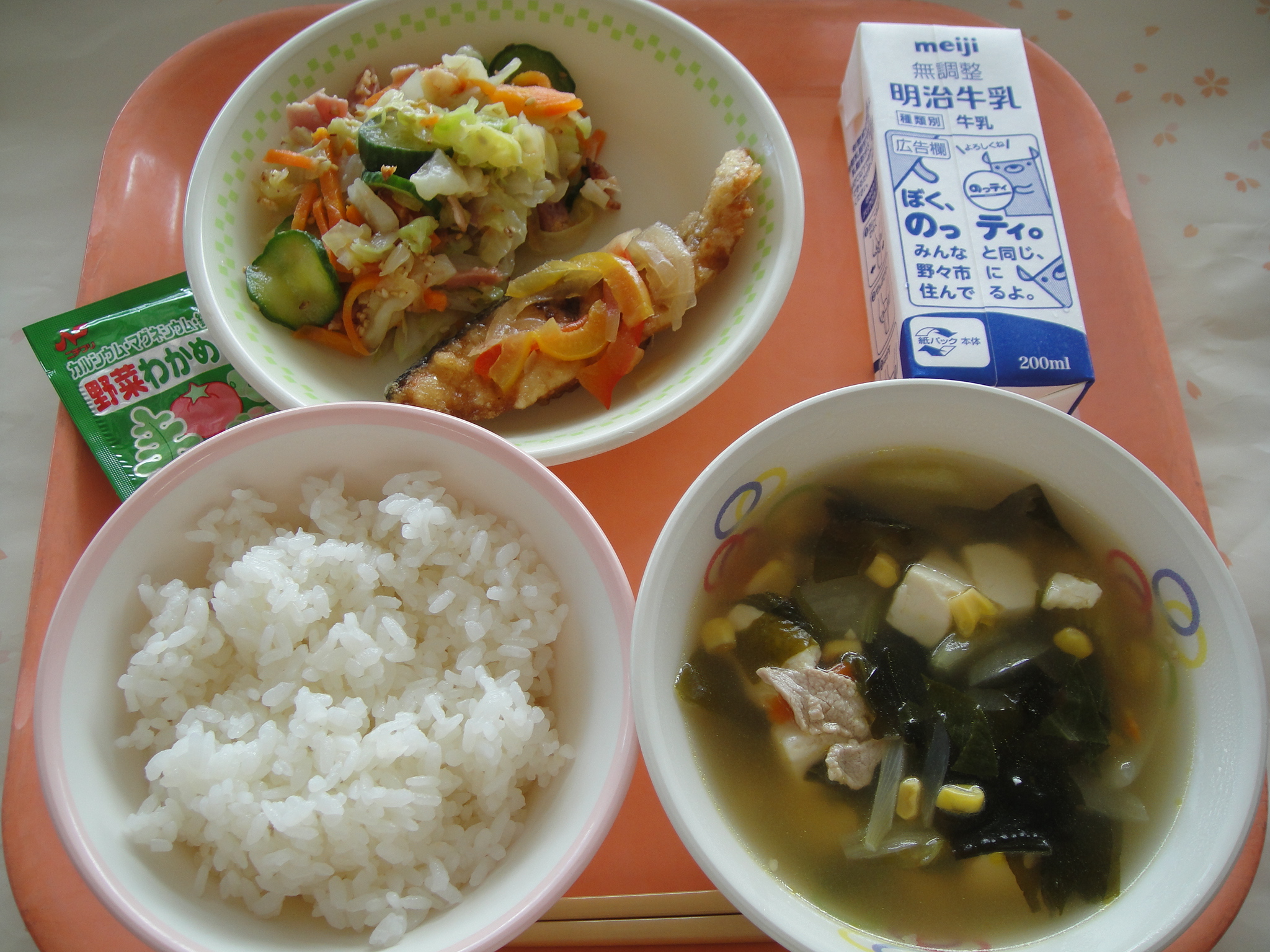 648㎉ ごはん ふりかけ 牛乳 さけのエスカベッシュ カリカリベーコンのサラダ とうふとわかめのスープ