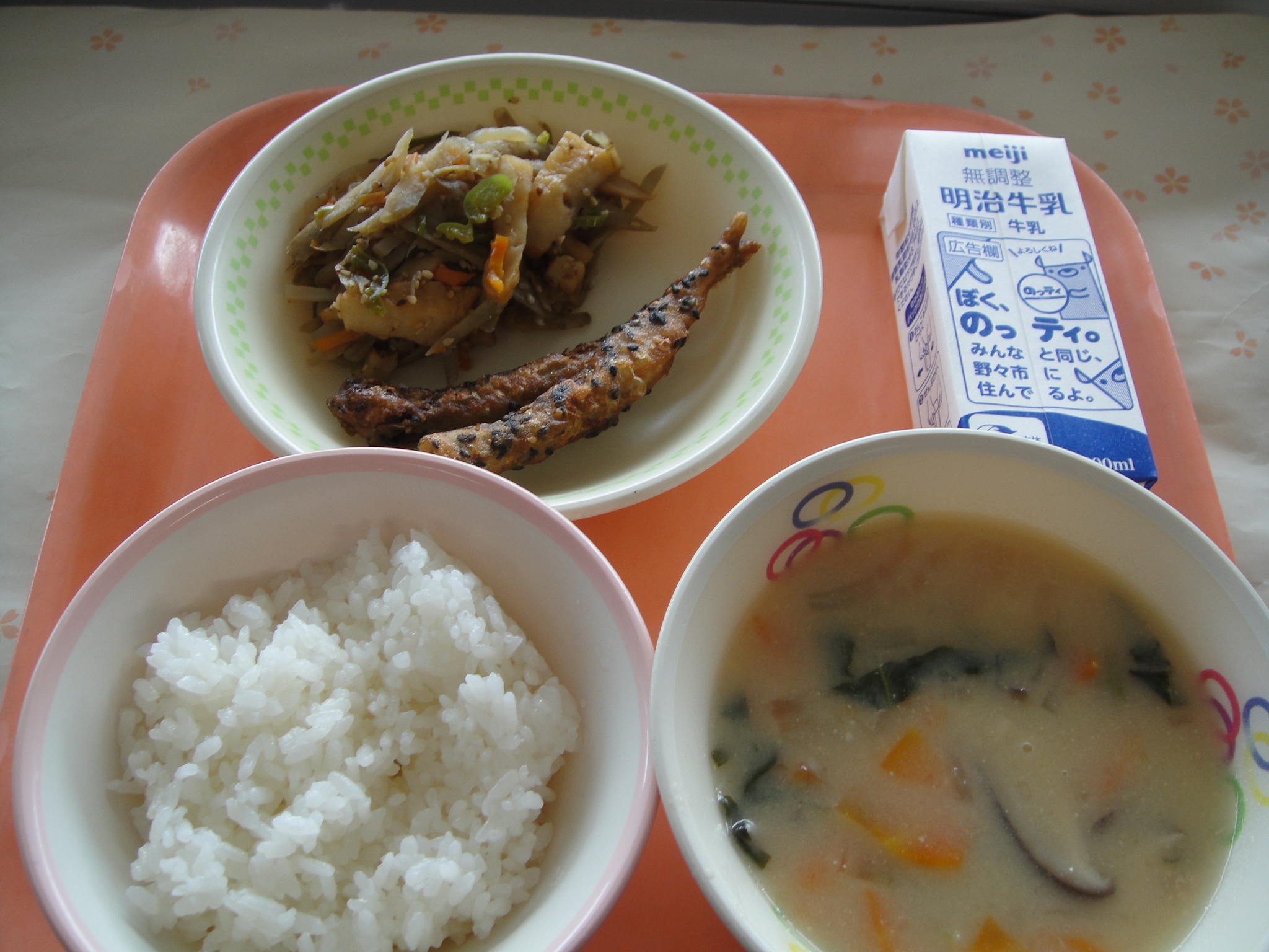 676㎉ ごはん 牛乳 ししゃものごまあげ きんぴらごぼう しらたまとうふだんごのみそしる