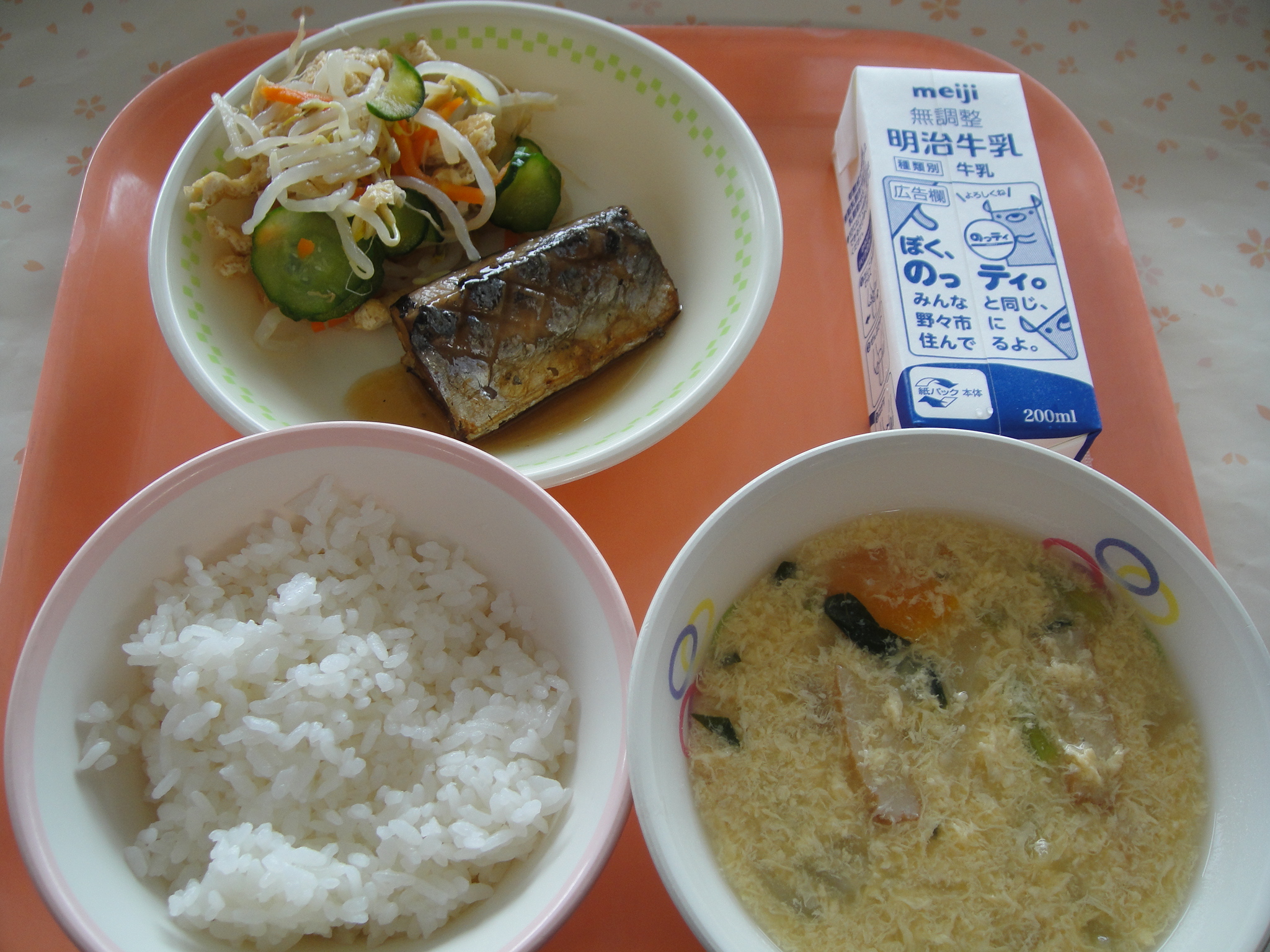 686㎉ ごはん 牛乳 さんまのてりやき あげときゅうりのすのもの かきたまみそしる