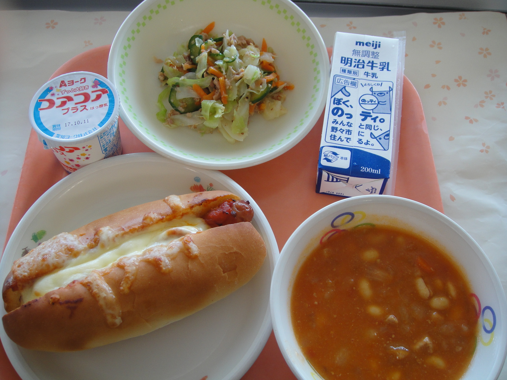 771㎉ ピザドッグ 牛乳 ツナサラダ ポークビーンズ ヨーグルト