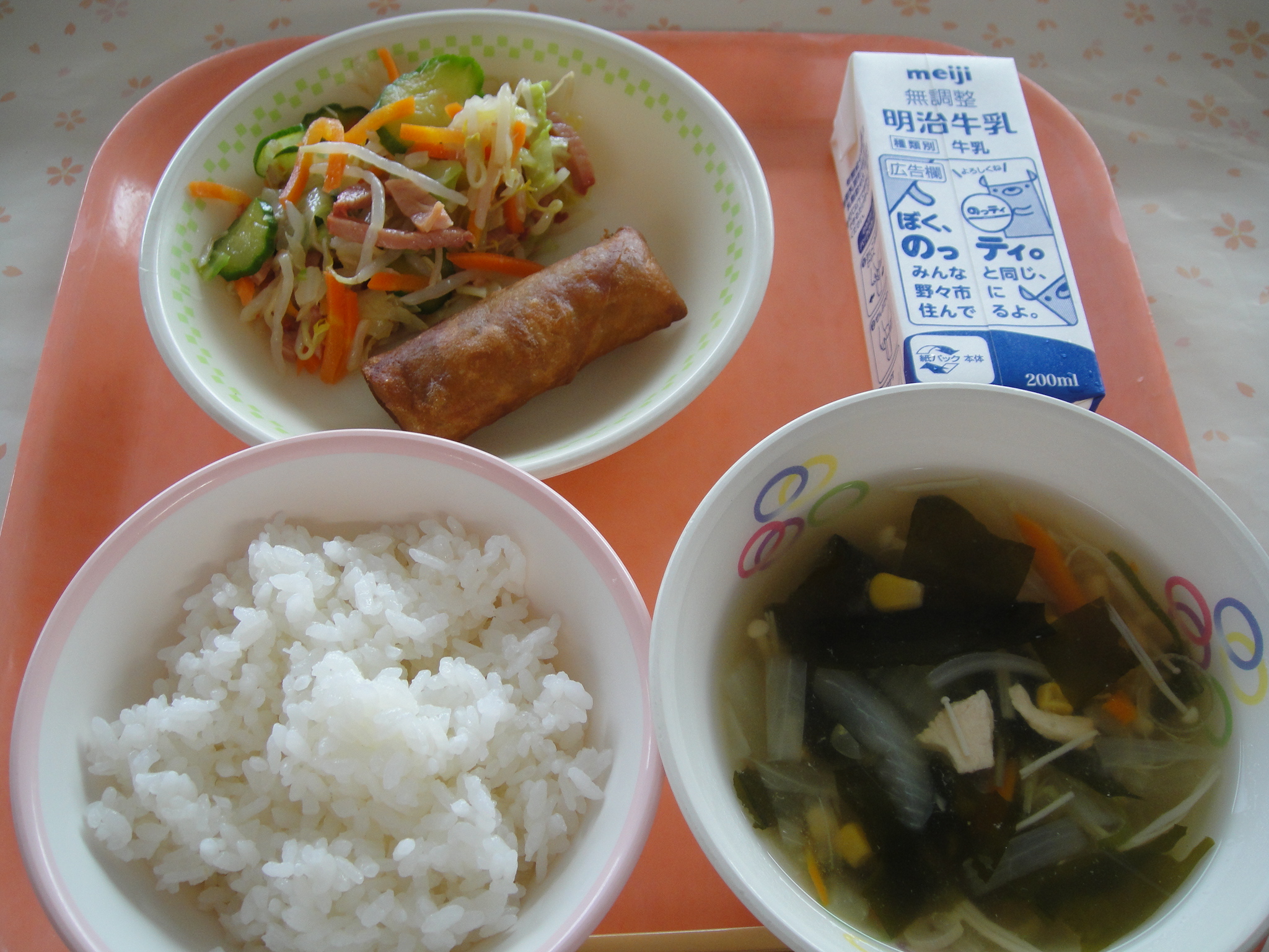 622㎉ ごはん 牛乳 はるまき やきぶたサラダ わかめスープ