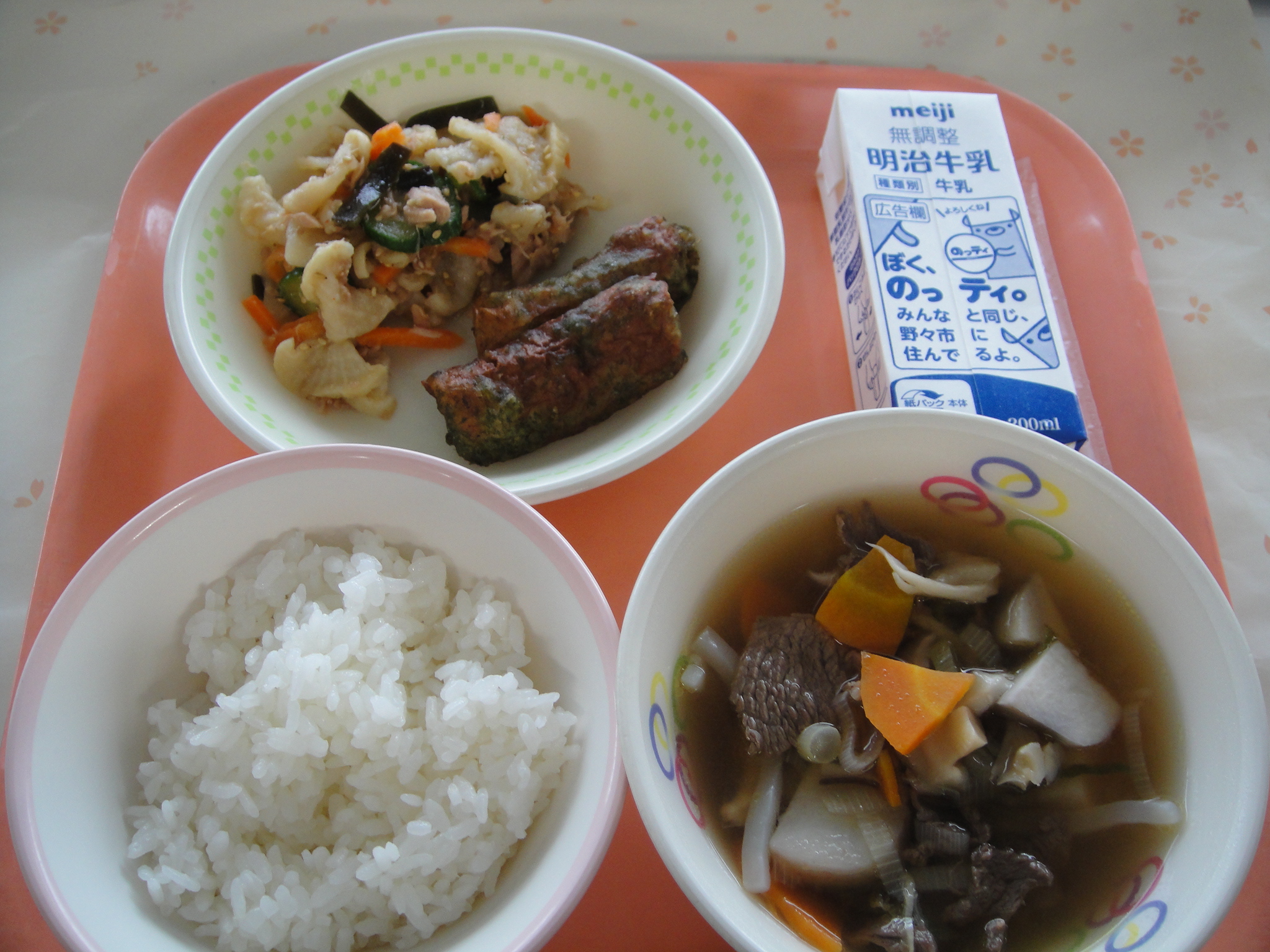 634㎉ ごはん 牛乳 ちくわのいそべあげ はりはりあえ いもっこじる