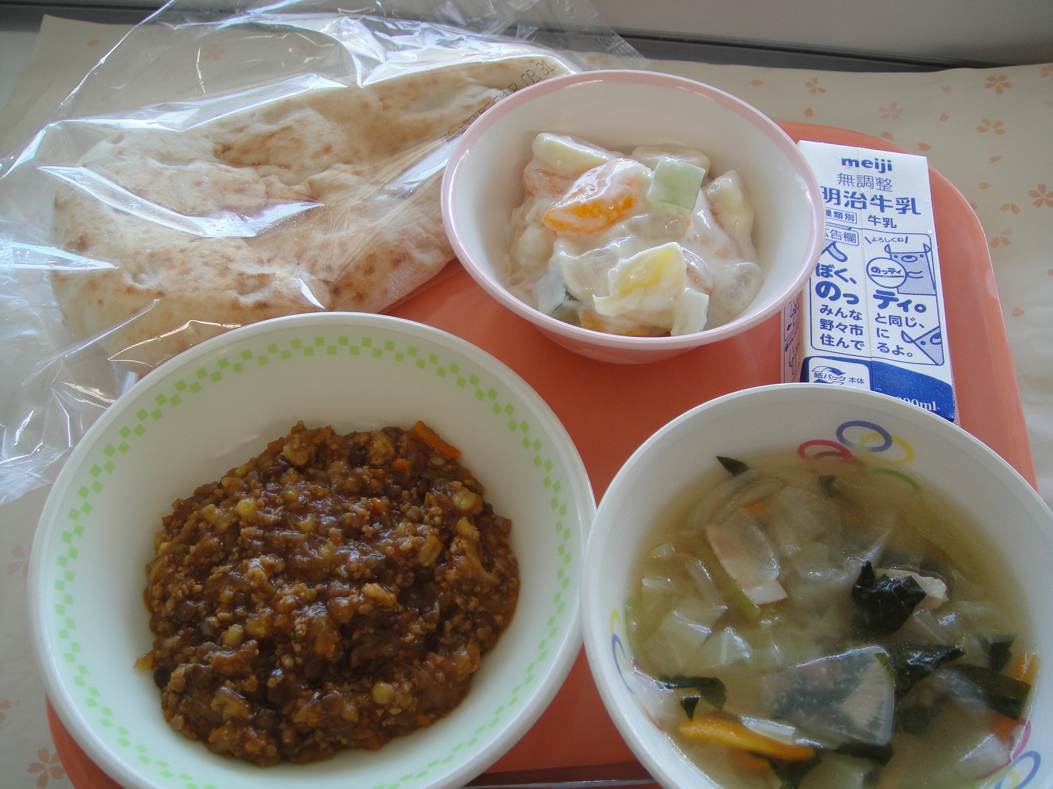 646㎉ ナン 牛乳 キーマカレー やさいスープ フルーツヨーグルト