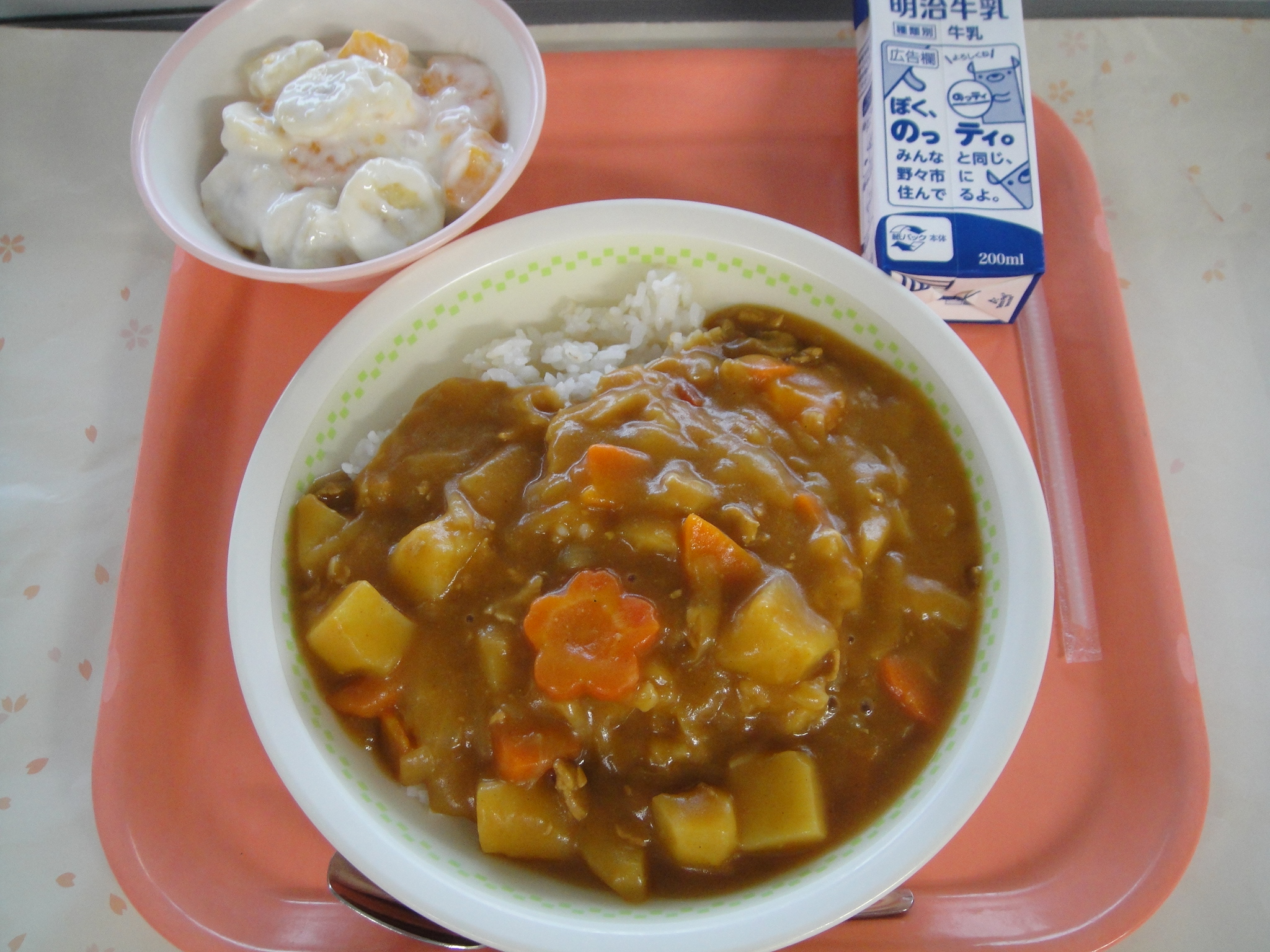 770キロカロリー　むぎごはん　牛乳　カレーライス　フルーツヨーグルト