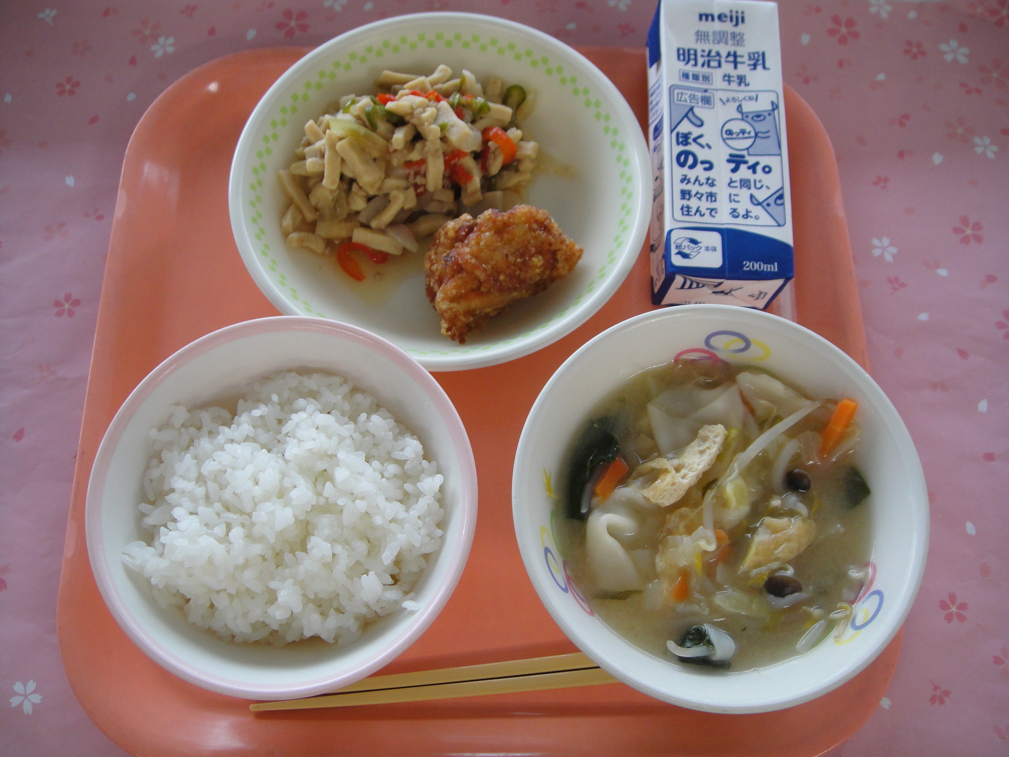 656キロカロリー　ごはん　牛乳　とりにくのたつたあげ　こうやどうふのオイスターいため　みそワンタンスープ