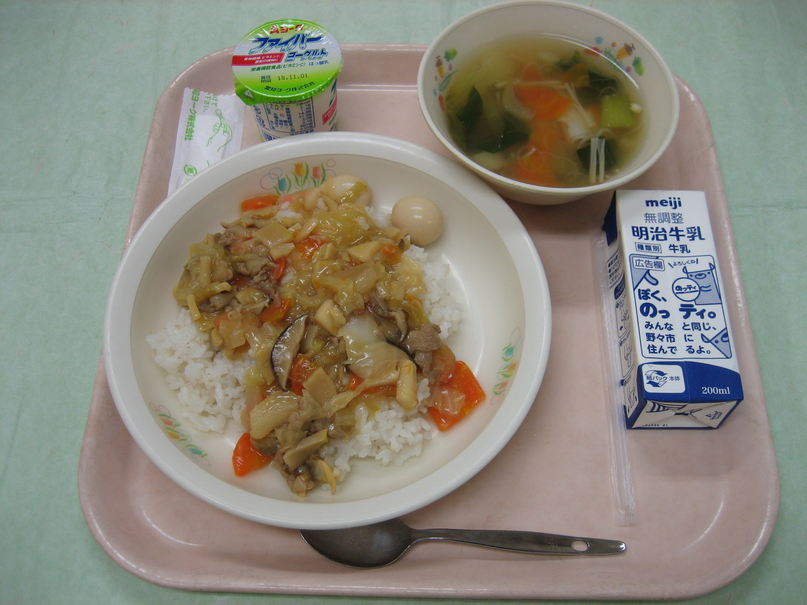 808kcal  中華丼　牛乳　ワンタンスープ　ヨーグルト