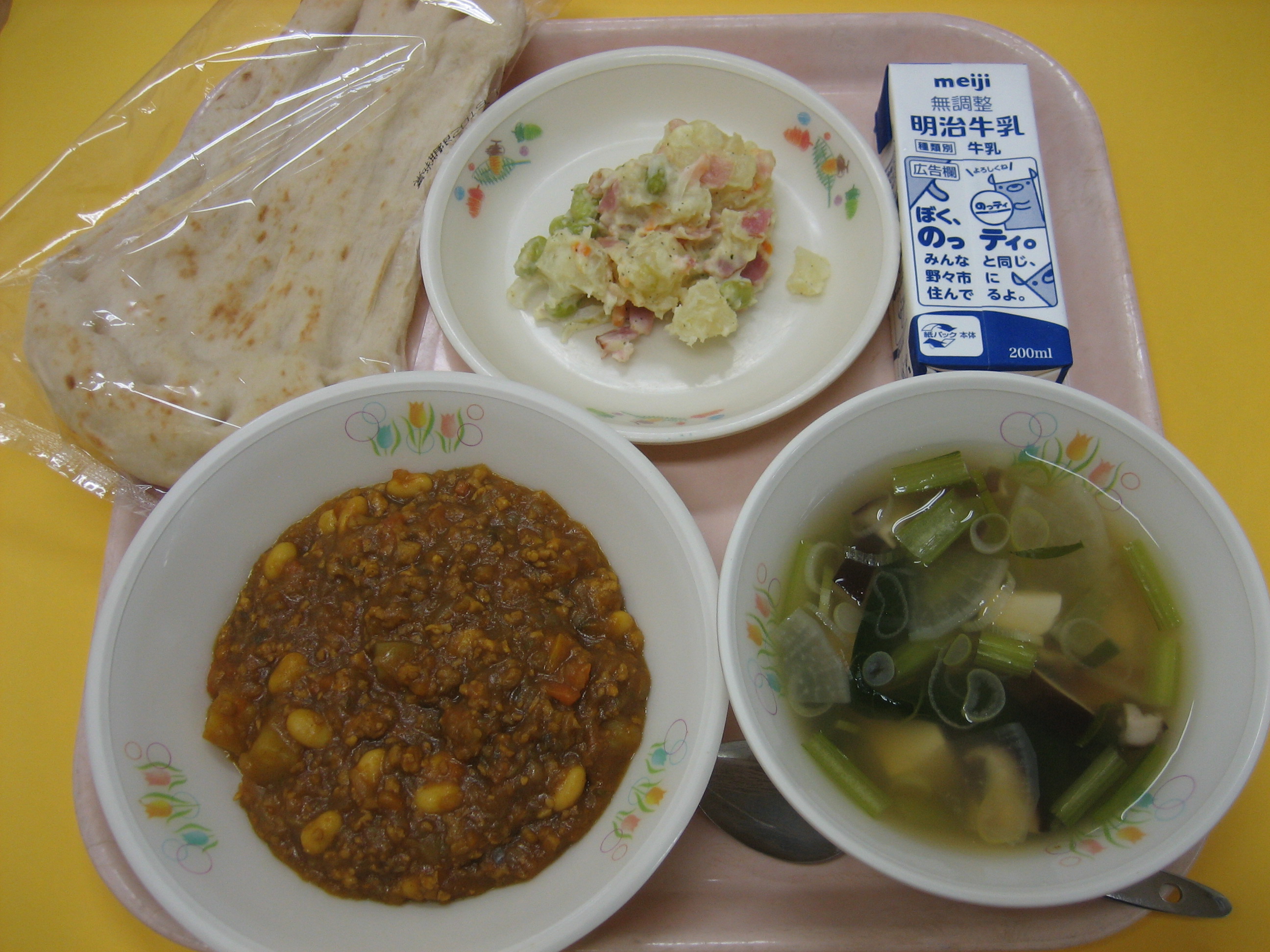 788kcal  ナン　牛乳　大豆のキーマカレー　ポテトサラダバジル風味　野菜のスープ