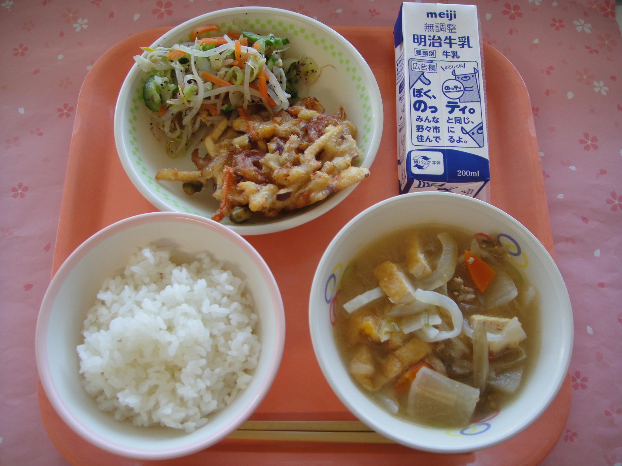 636キロカロリー ごはん 牛乳 さつまいものかきあげ ゆかりあえ キムチとんじる