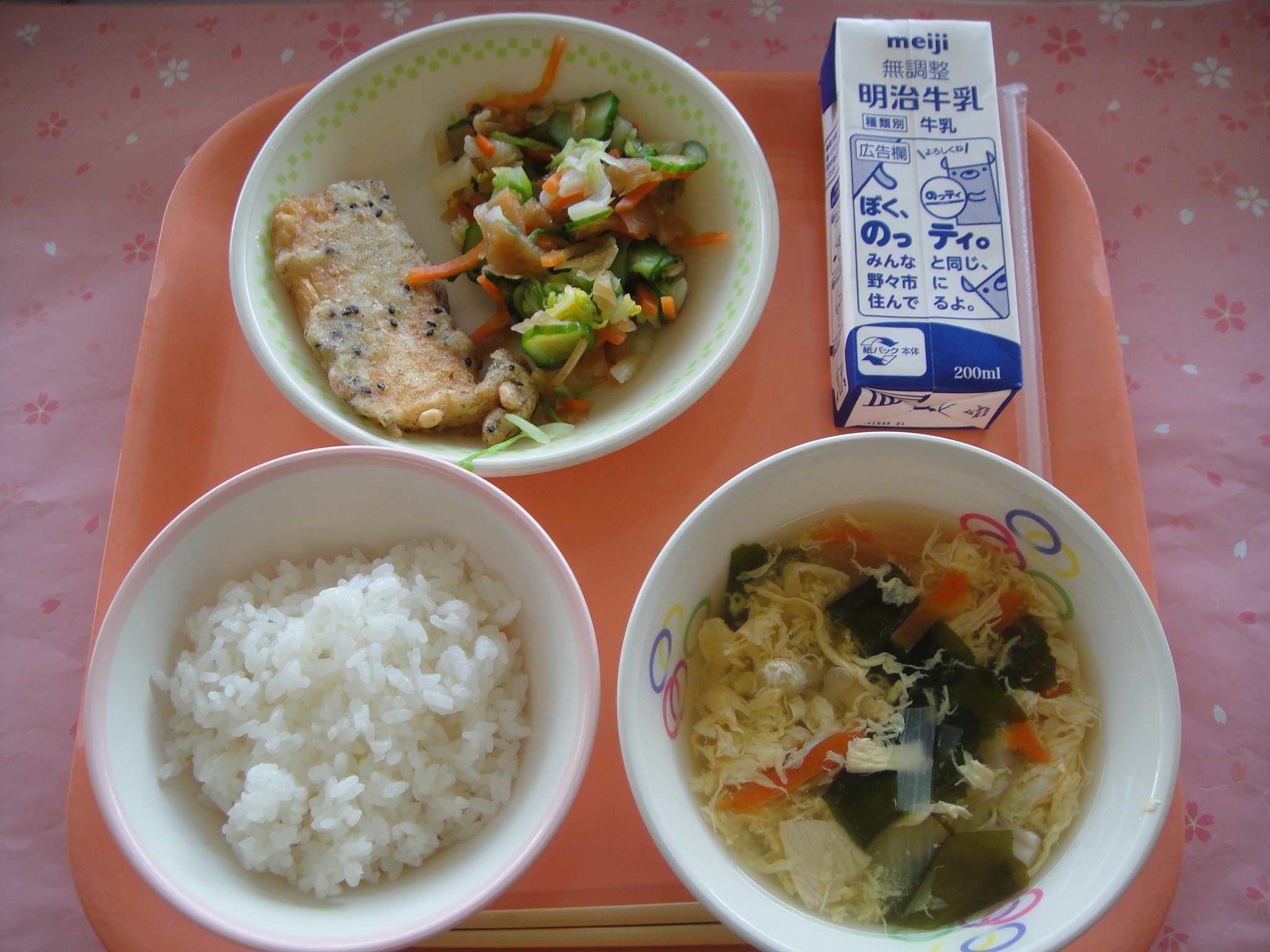 600キロカロリー ごはん 牛乳 よかたはべんのかわりあげ そくせきあえ かきたまじる