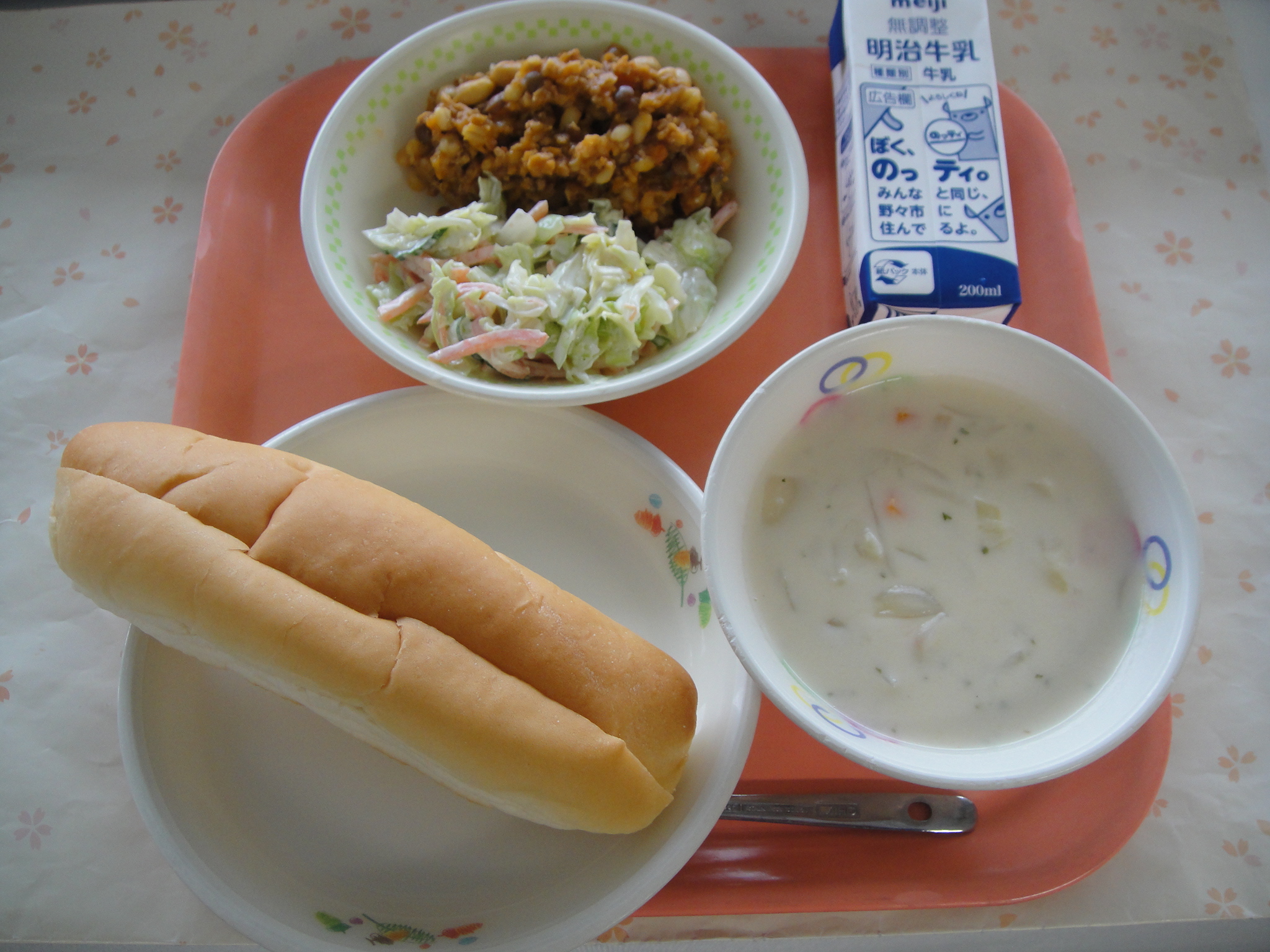 コッペパン　牛乳　チリコンカン　コールスローサラダ　シーフードチャウダー