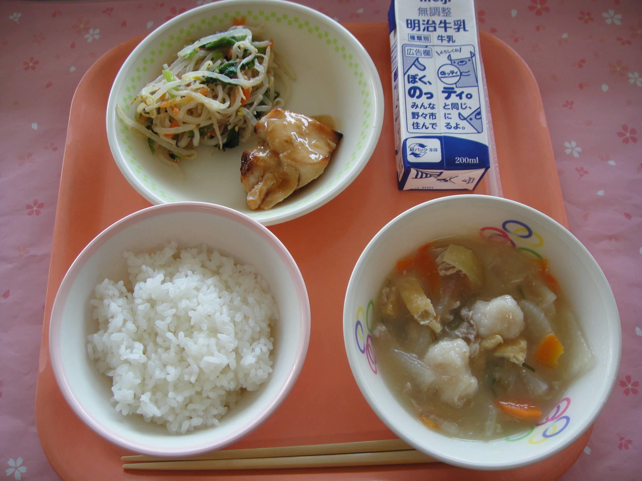 615キロカロリー ごはん 牛乳 とりのてりやき やさいのごまあえ れんこんだんごじる