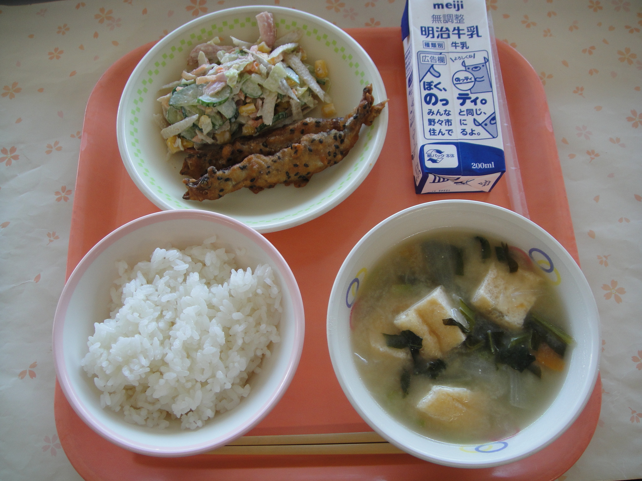 683キロカロリー ごはん 牛乳 ししゃものごまあげ ごぼうサラダ あげとこまつなのみそしる