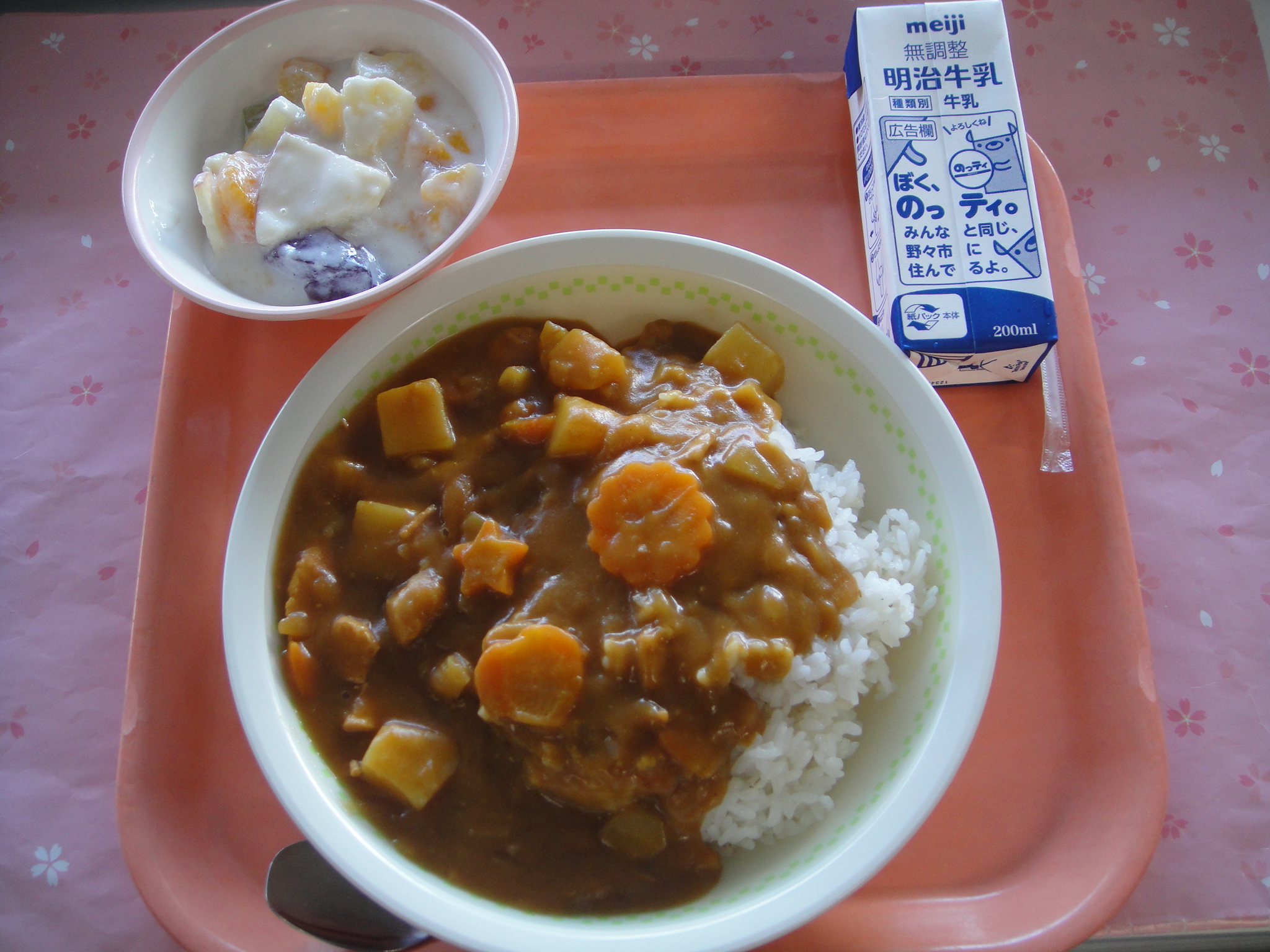 755キロカロリー　むぎごはん　牛乳　チキンカレー　フルーツミルクゼリー