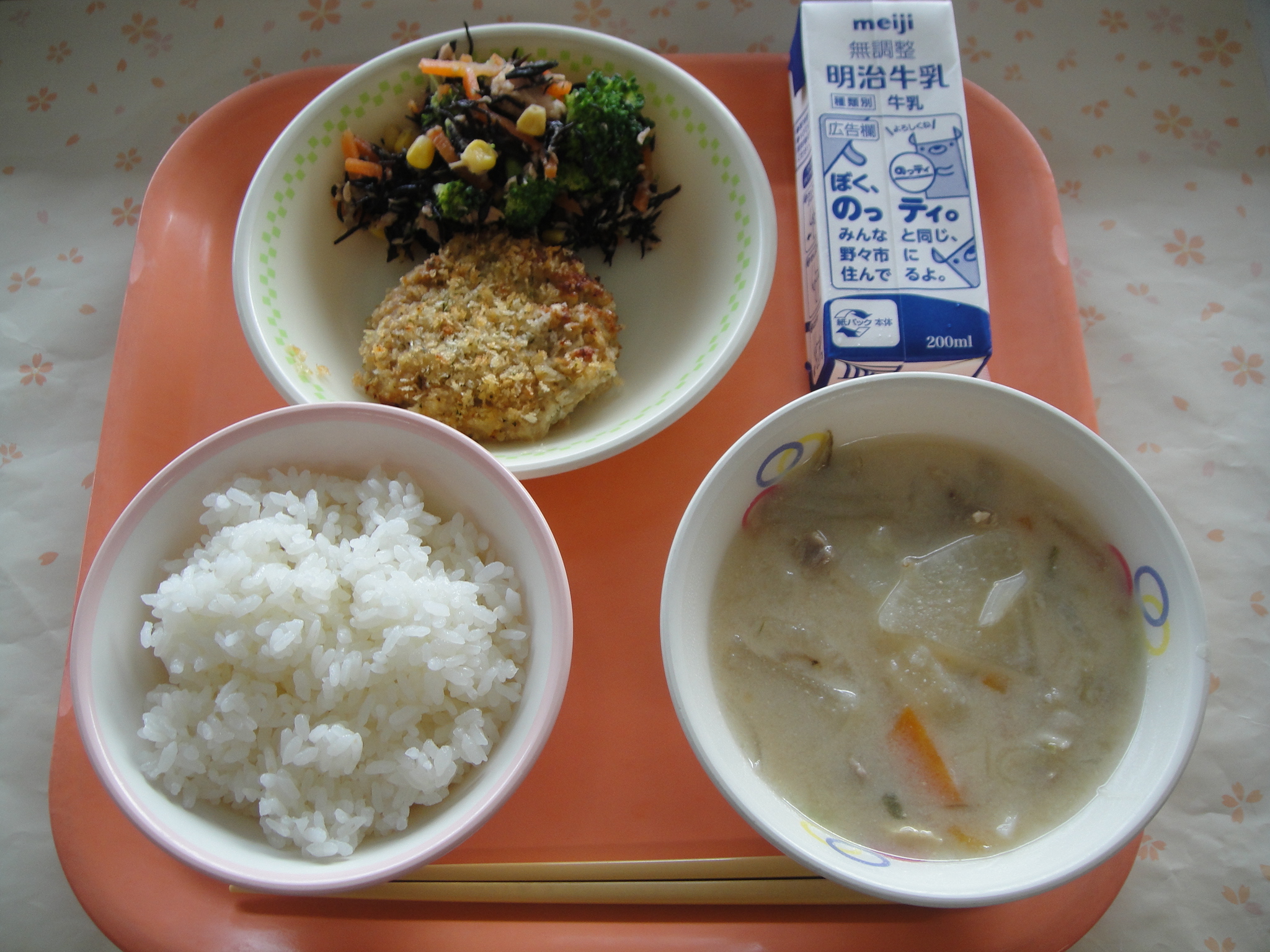666キロカロリー ごはん 牛乳 ヤーコンいりやきメンチ ひじきサラダ とうにゅうめったじる