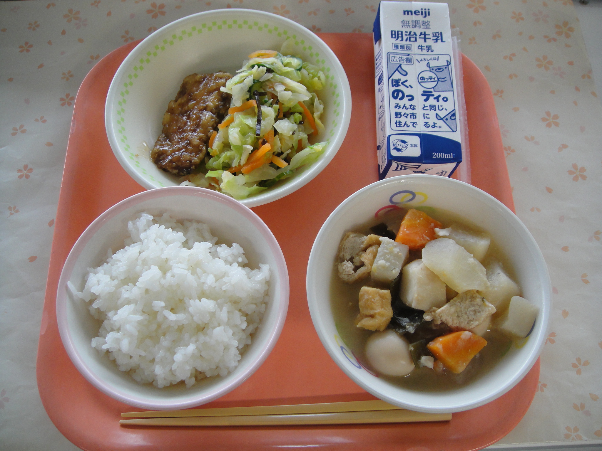 657キロカロリー ごはん 牛乳 さんまのあまからあげ やさいのこんぶあえ みそおでん