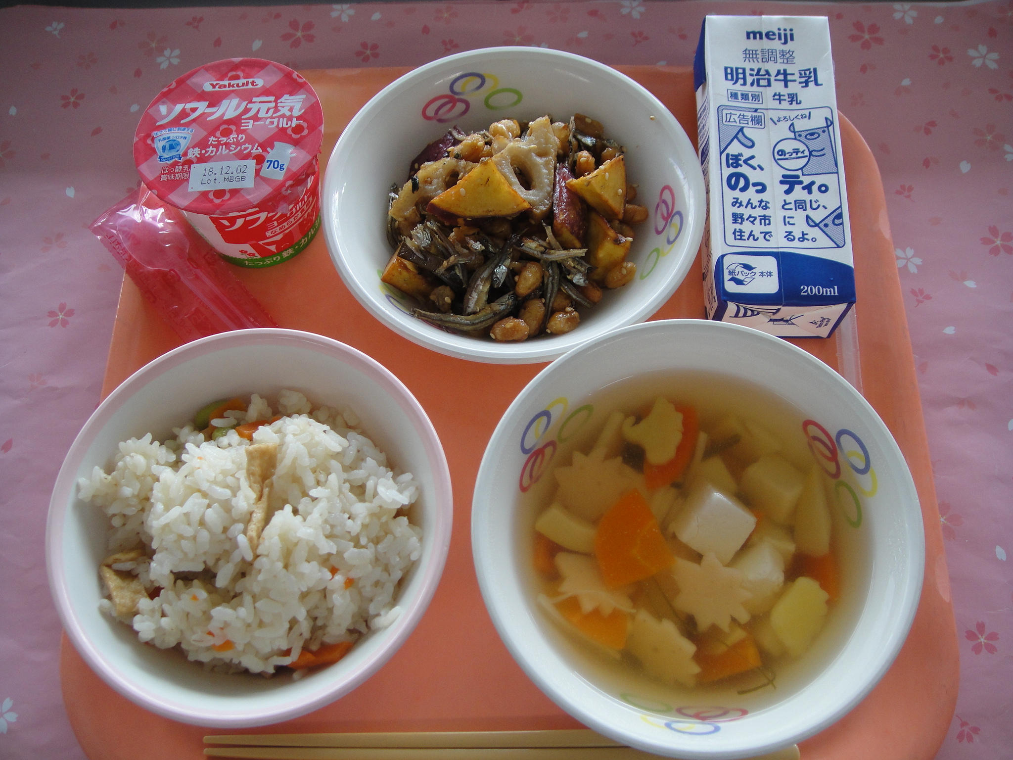 630キロカロリー ふきよせごはん 牛乳 だいずとこんさいのごまからめ とうふのすましじる ヨーグルト