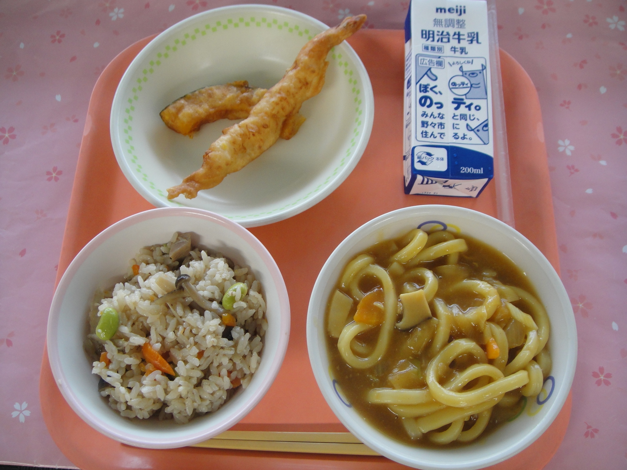 739キロカロリー かやくごはん 牛乳 てんぷらもりあわせ カレーうどん