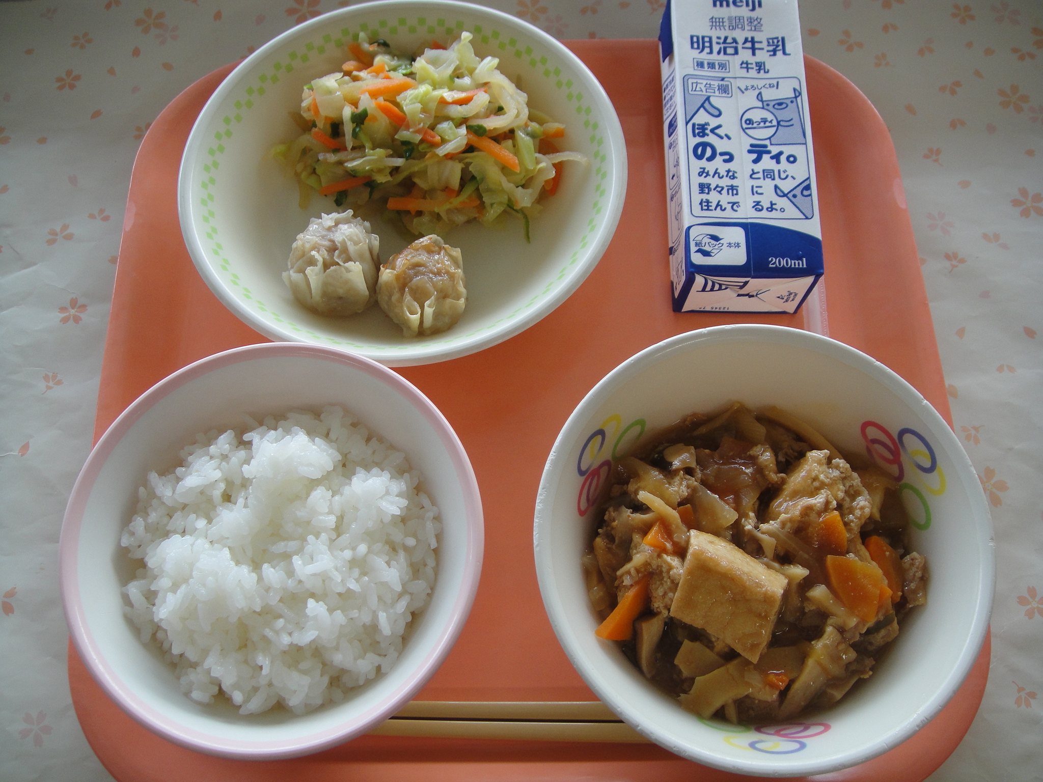 740キロカロリー ごはん 牛乳 シューマイ ヤーコンのピりから ジャジャンどうふ