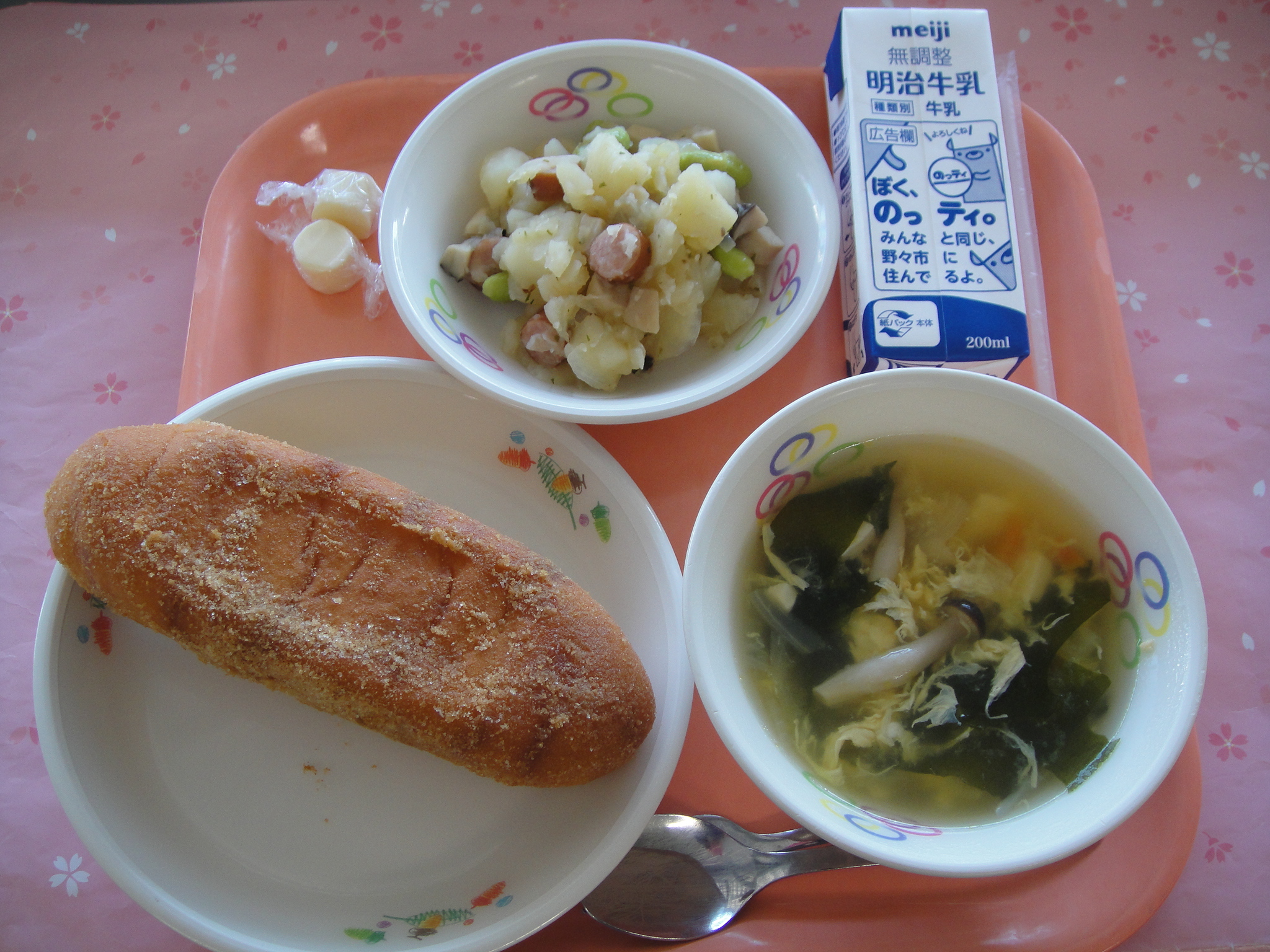 612キロカロリー きなこあげパン 牛乳 ウインナーとポテトのコロコロソテー たまごスープ チーズ