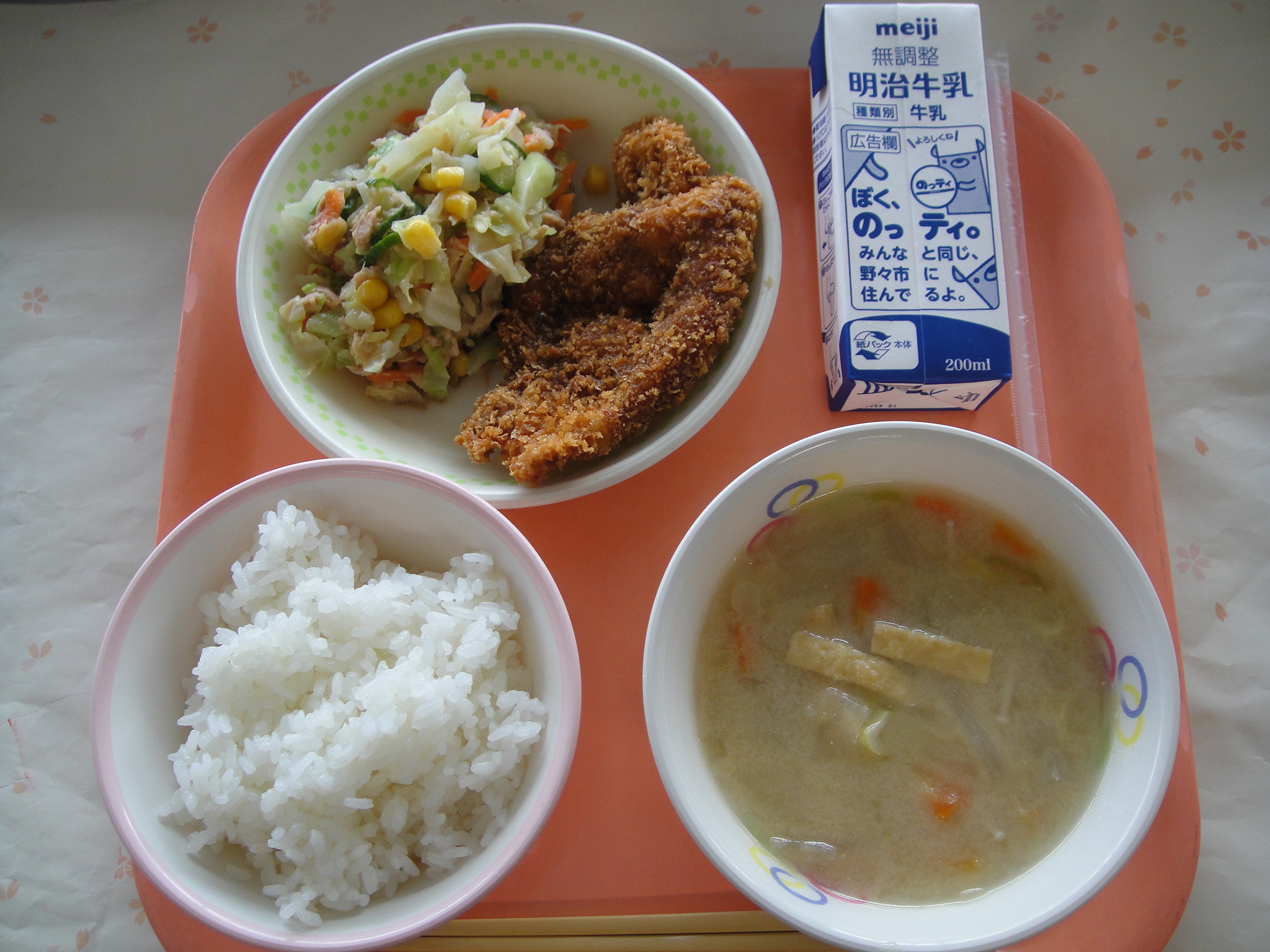 721キロカロリー ごはん 牛乳 とんかつ ツナサラダ こんさいのみそしる