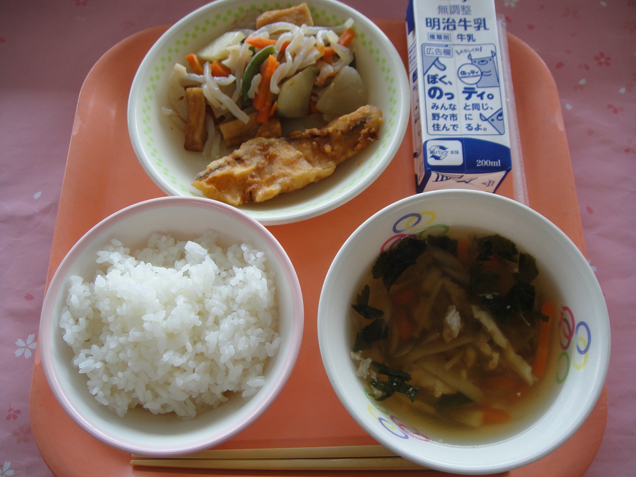 587キロカロリー ごはん 牛乳 ホキのあげに ヤーコンきんぴら さわにわん