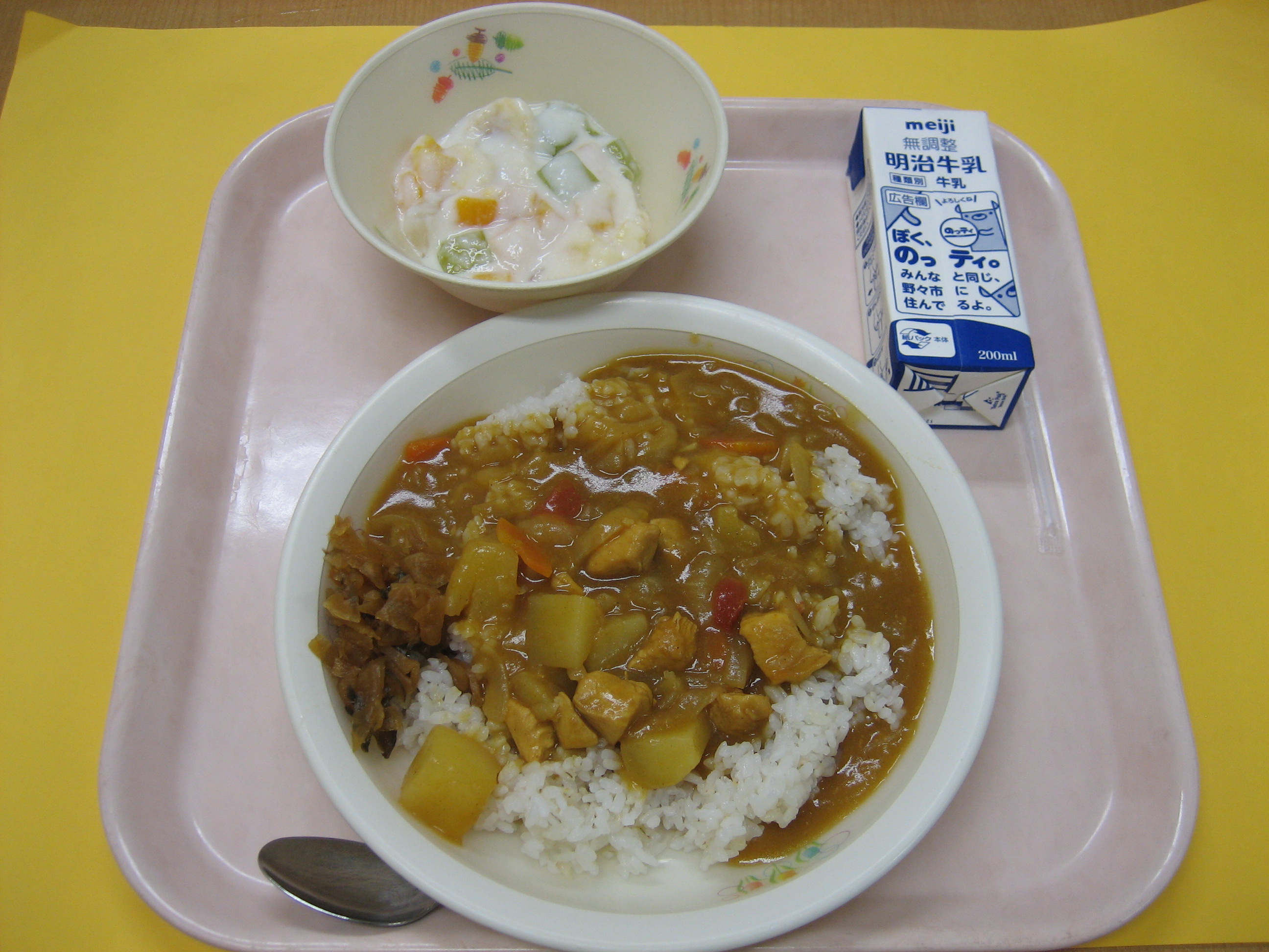 898kcal  チキンカレー　牛乳　福神漬　フルーツミルクゼリー