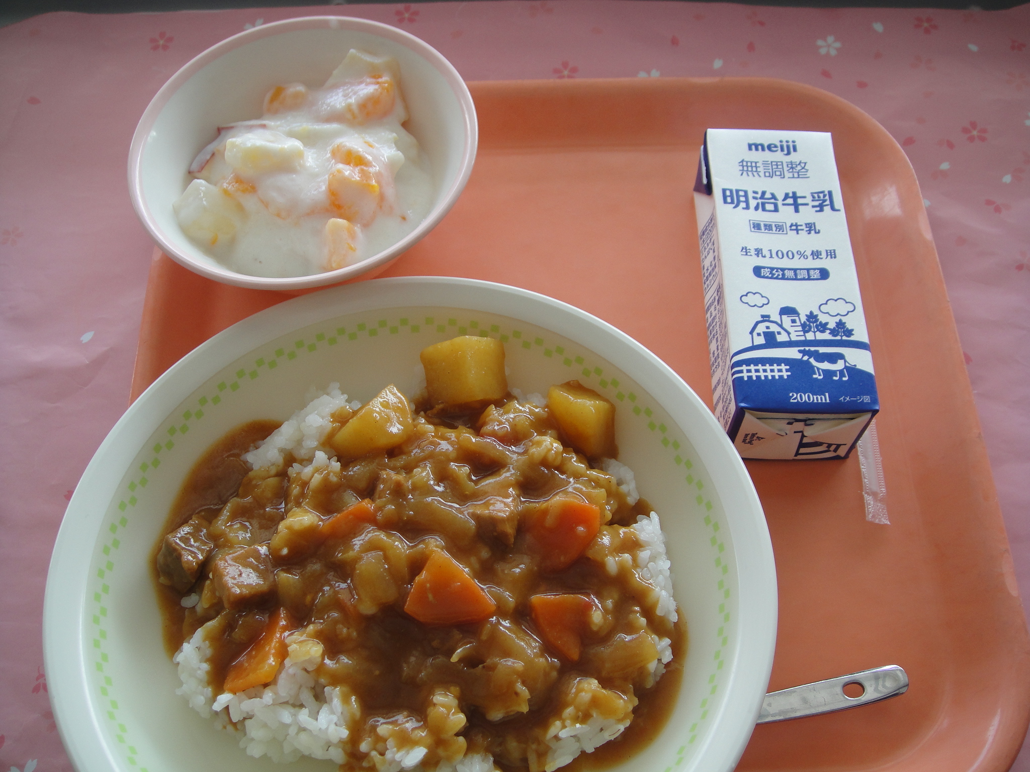 768㎉　カレーライス(むぎごはん) 牛乳 フルーツミルクゼリー