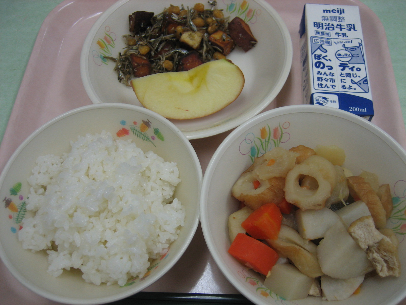 861kcal  ご飯　牛乳　大豆と小魚の揚げからめ　おでん　果物