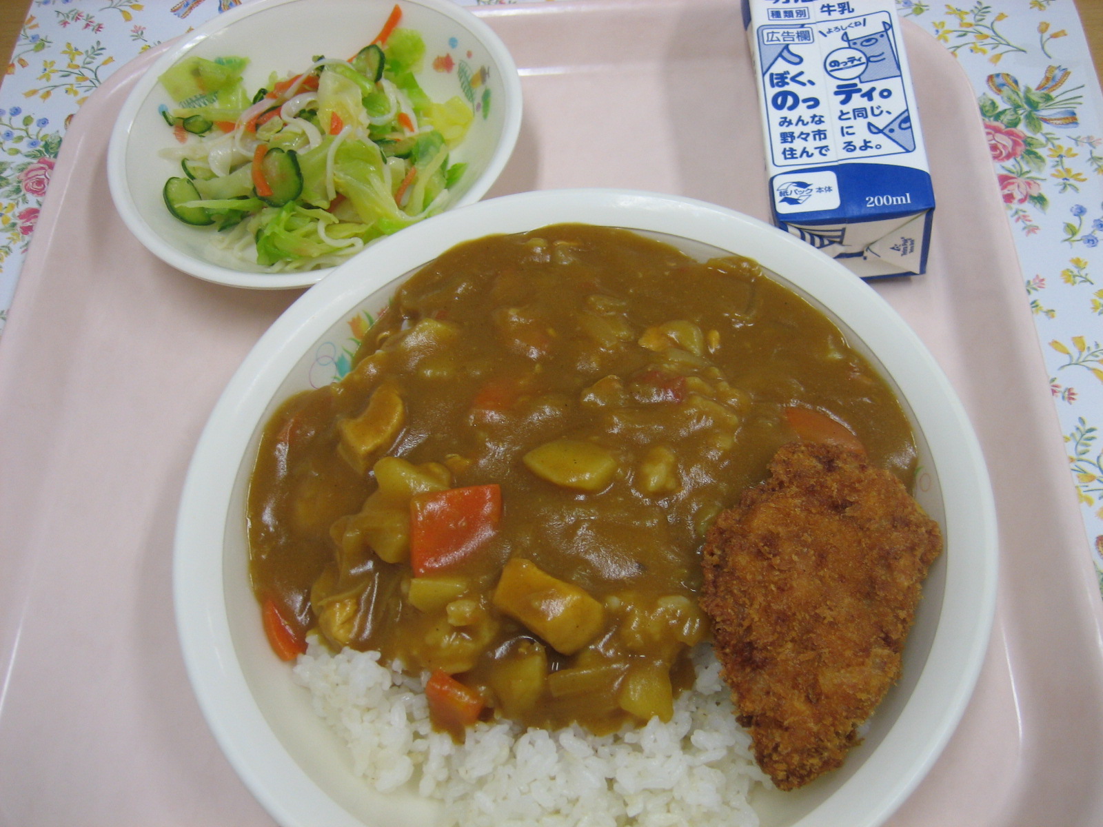 899kcal  カツカレー（麦飯）　牛乳　糸かまサラダ