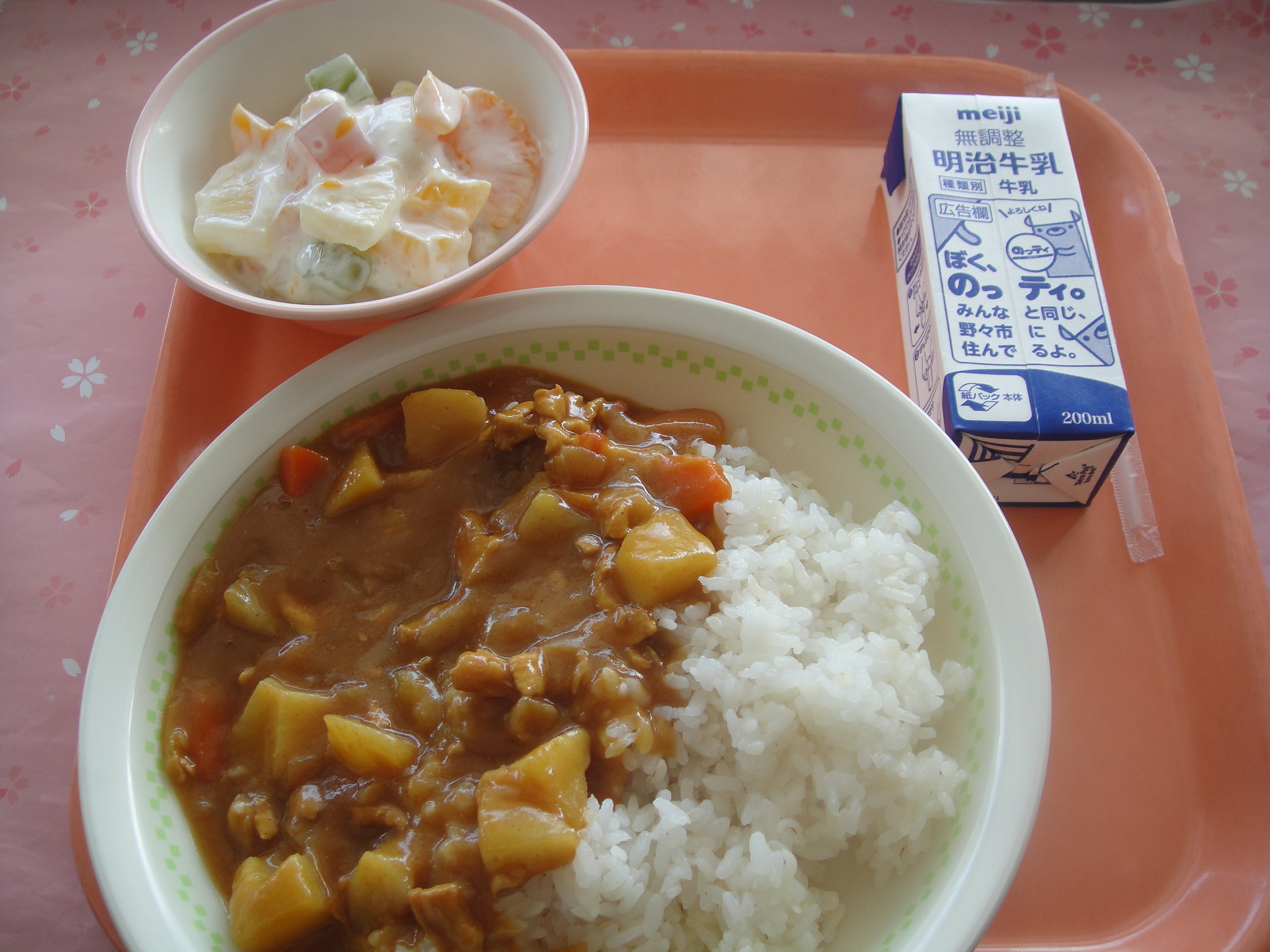 741㎉　カレーライス　牛乳　フルーツヨーグルト