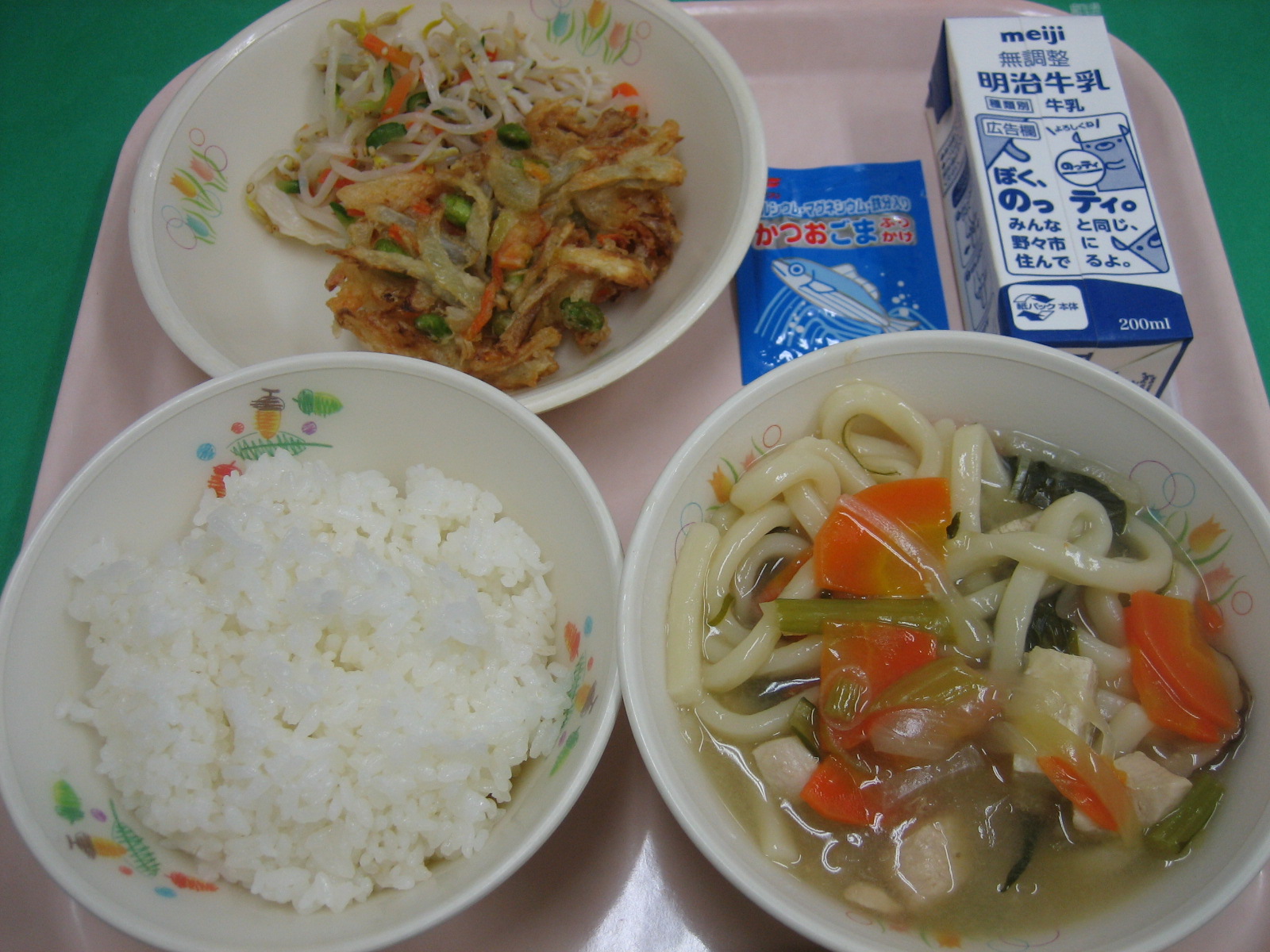 769kcal  ご飯　牛乳　野菜のかき揚げ　もやしのごま酢和え　あんかけうどん　ふりかけ