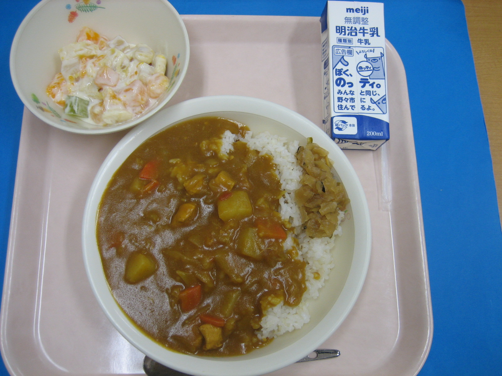 896kcal  チキンカレー（麦飯）　牛乳　福神漬　フルーツヨーグルト