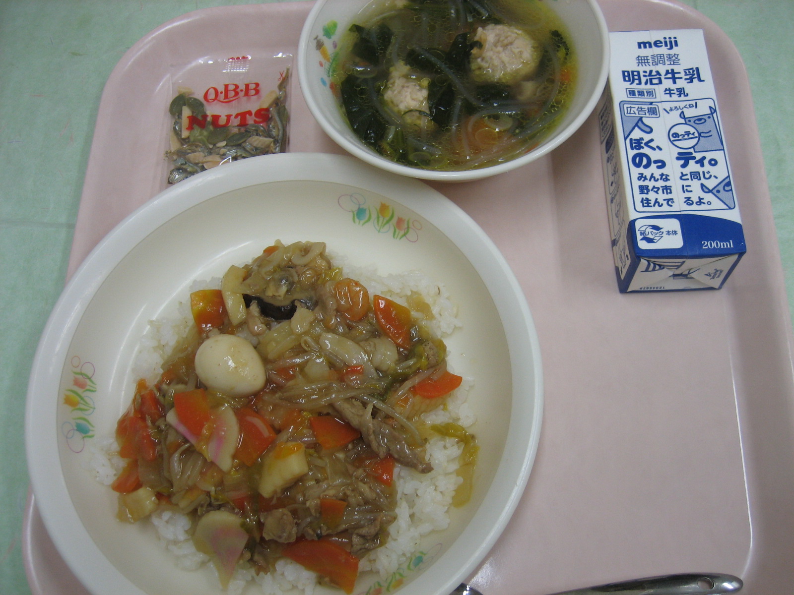 808kcal  中華丼（麦飯）　牛乳　肉団子スープ　小魚ナッツ