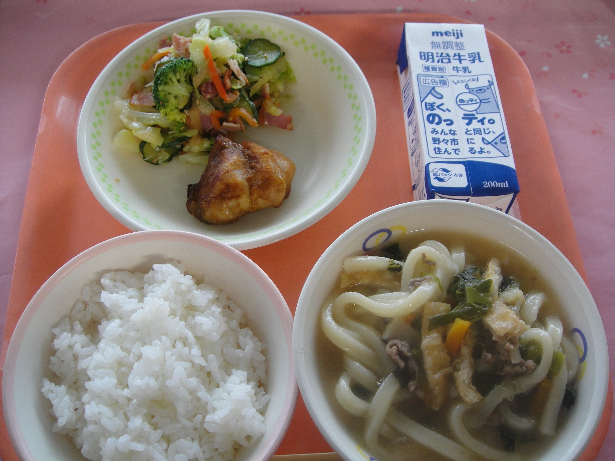 671㎉　ごはん　牛乳　とりにくのカレーグリル　カリカリベーコンサラダ　かやくうどん