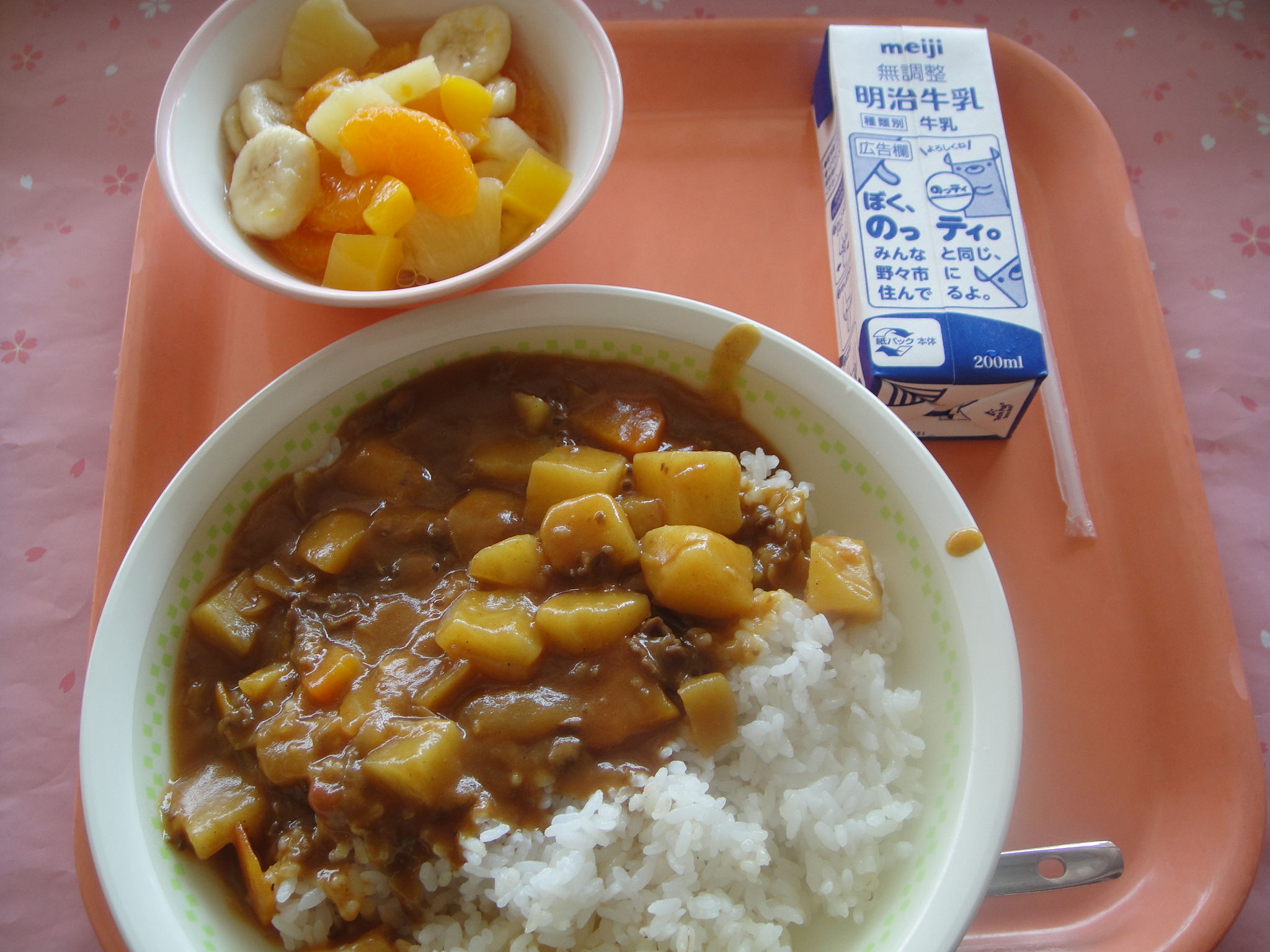 739㎉　むぎごはん　チキンカレー　フルーツカクテル